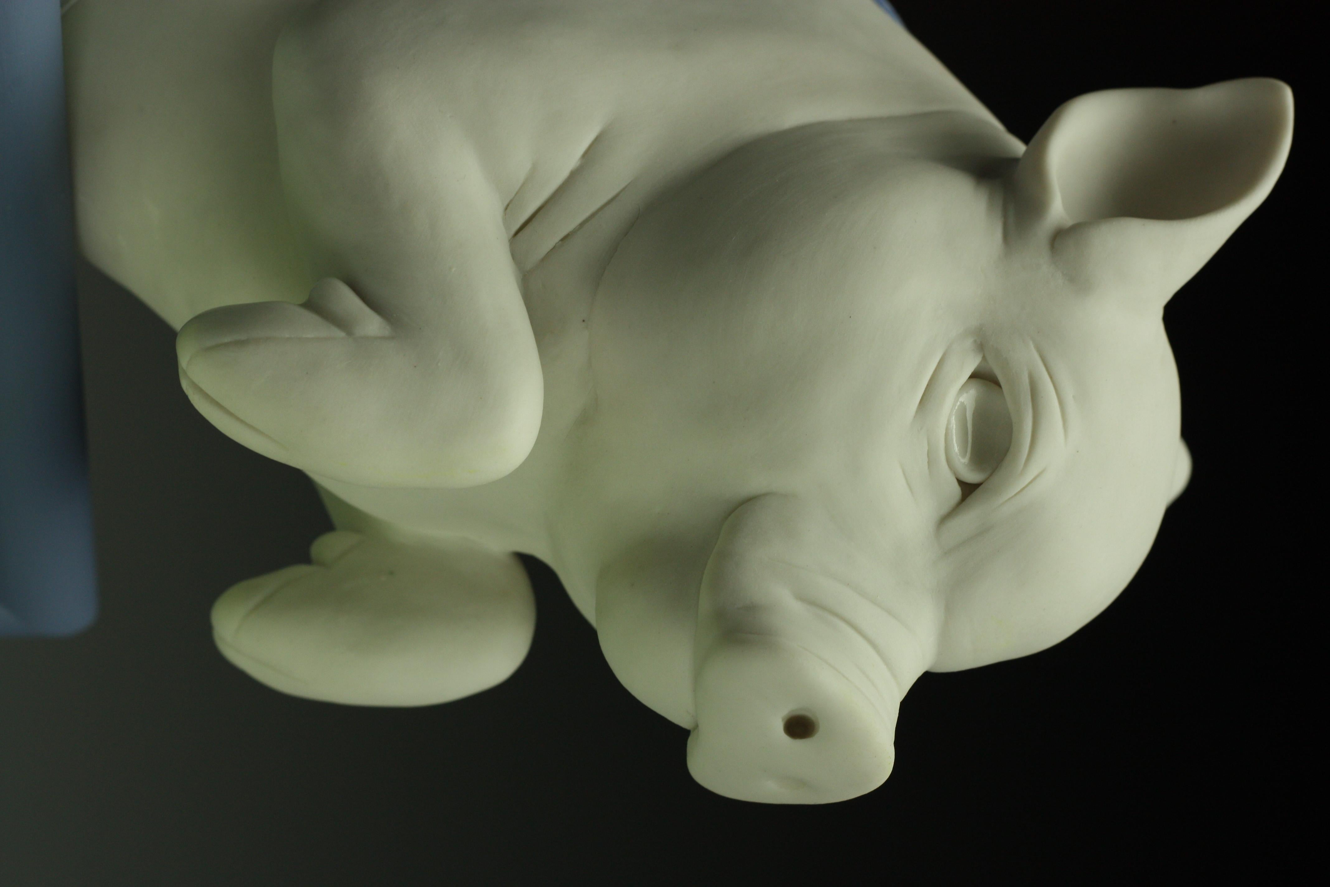 Pig Jumping a Hurdle ( Pig Jumping a Hurdle) en porcelaine blanche de Bethany Krull en vente 4