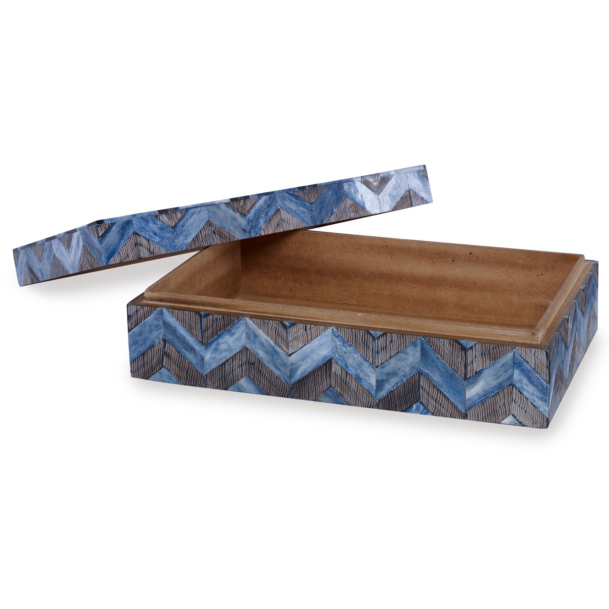 A decorative box featuring a zigzag pattern made of bone and Horn. The aesthetic is inspired by Portuguese azulejos, painted ceramic tiles.
  