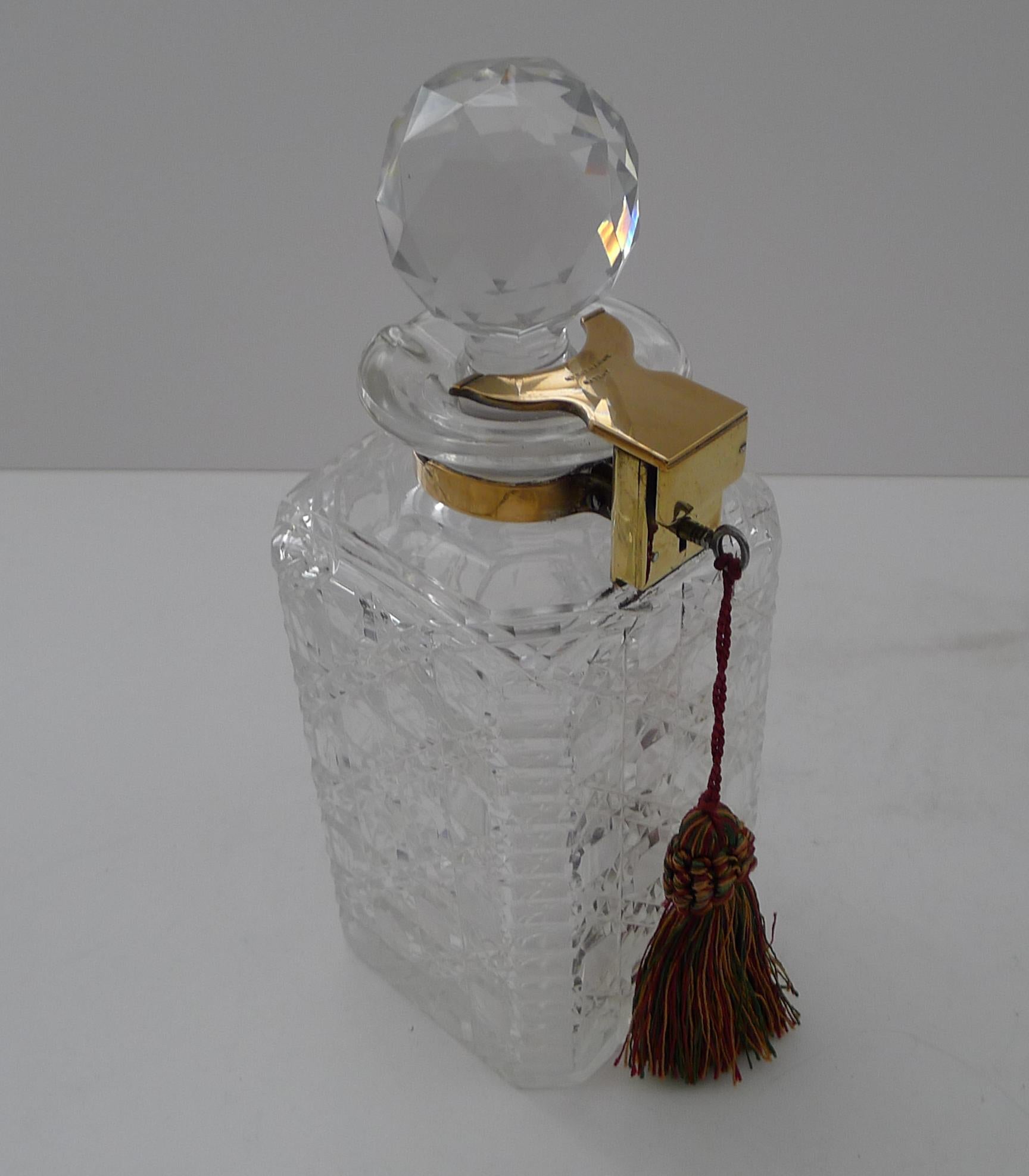 Carafe Betjemanns Patent Locking Spirit / Whisky Decanter c.1890 en vente 4