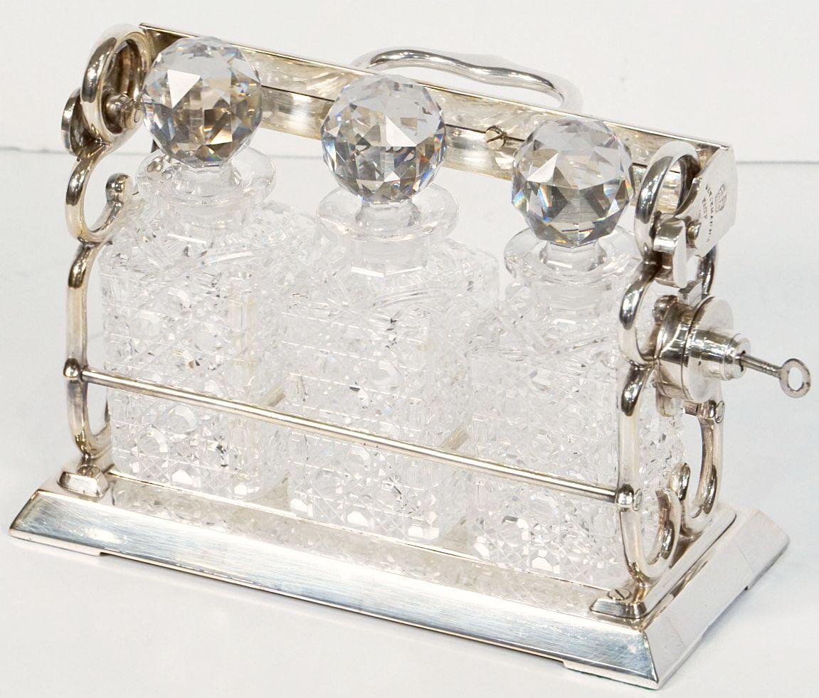 Métal Tantale de Betjemann avec carafes originales en cristal clouté