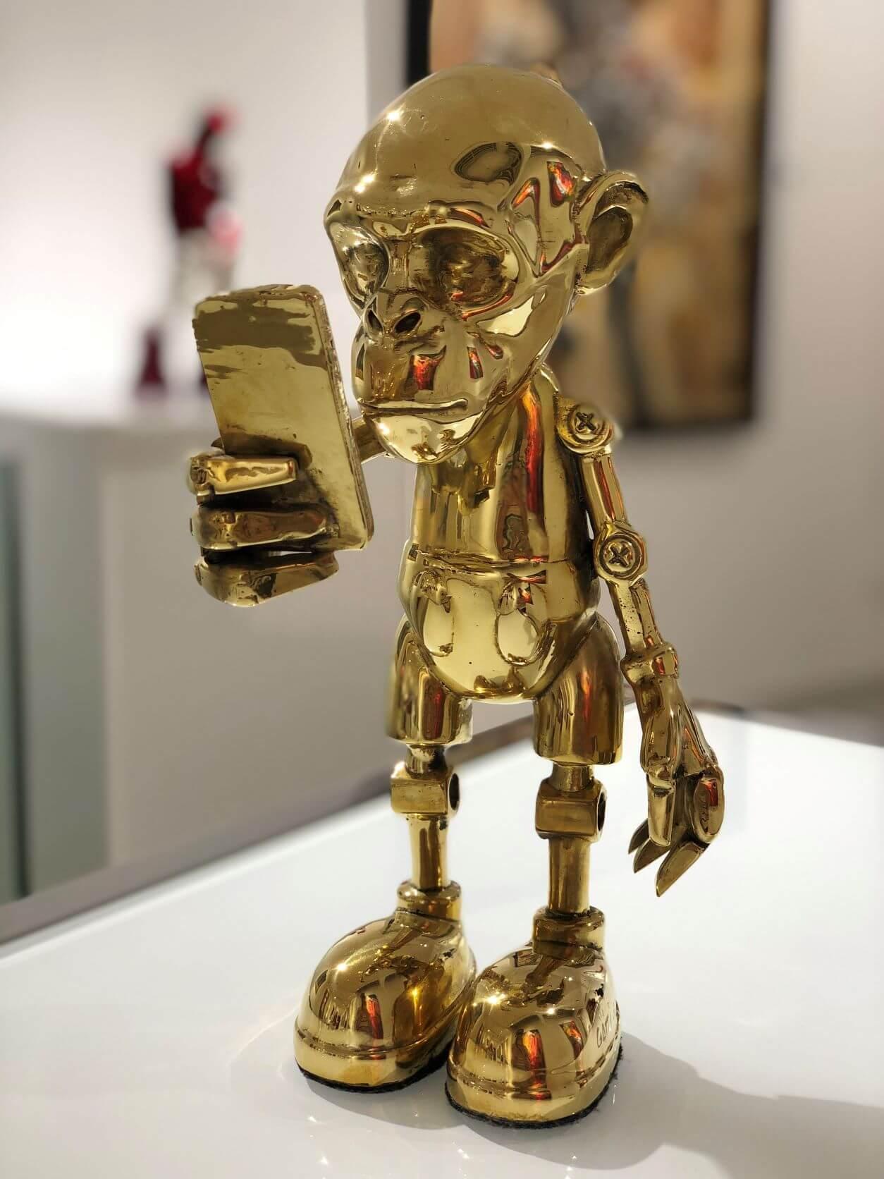 Beto Gatti Figurative Sculpture - Toy Art  - Golden bronze sculpture, 2022