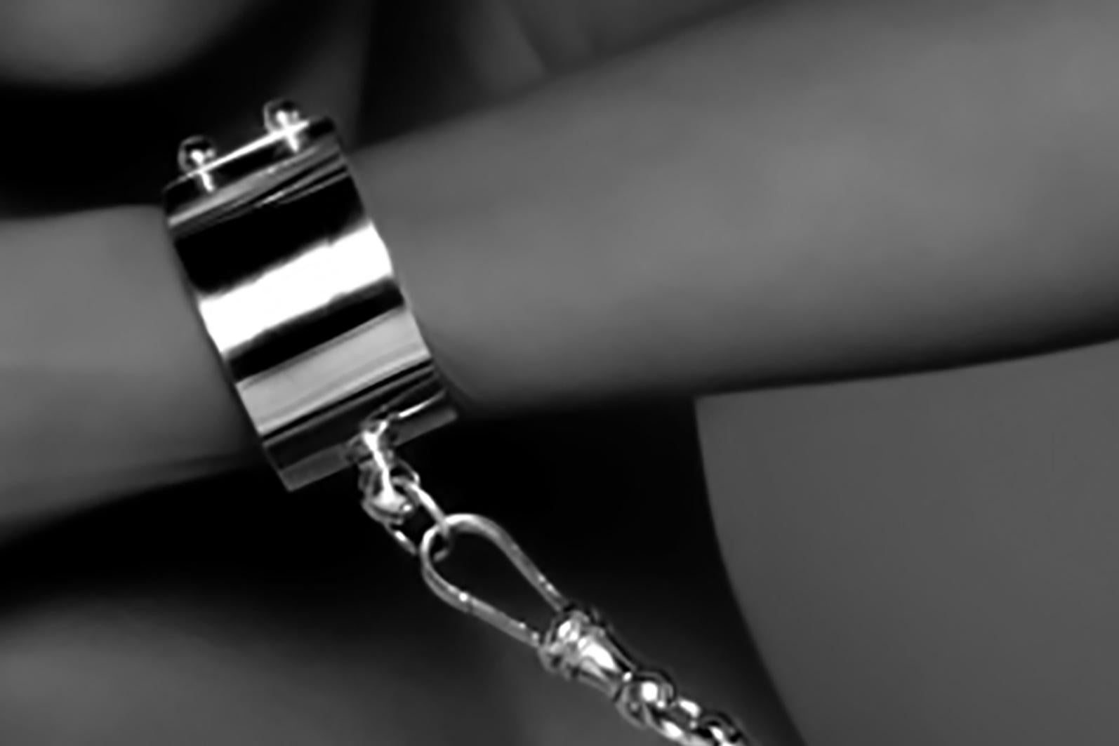 Betony Vernon, grand bracelet « O'Ring Wrist Cuff Large » en or 18 carats en vente 1