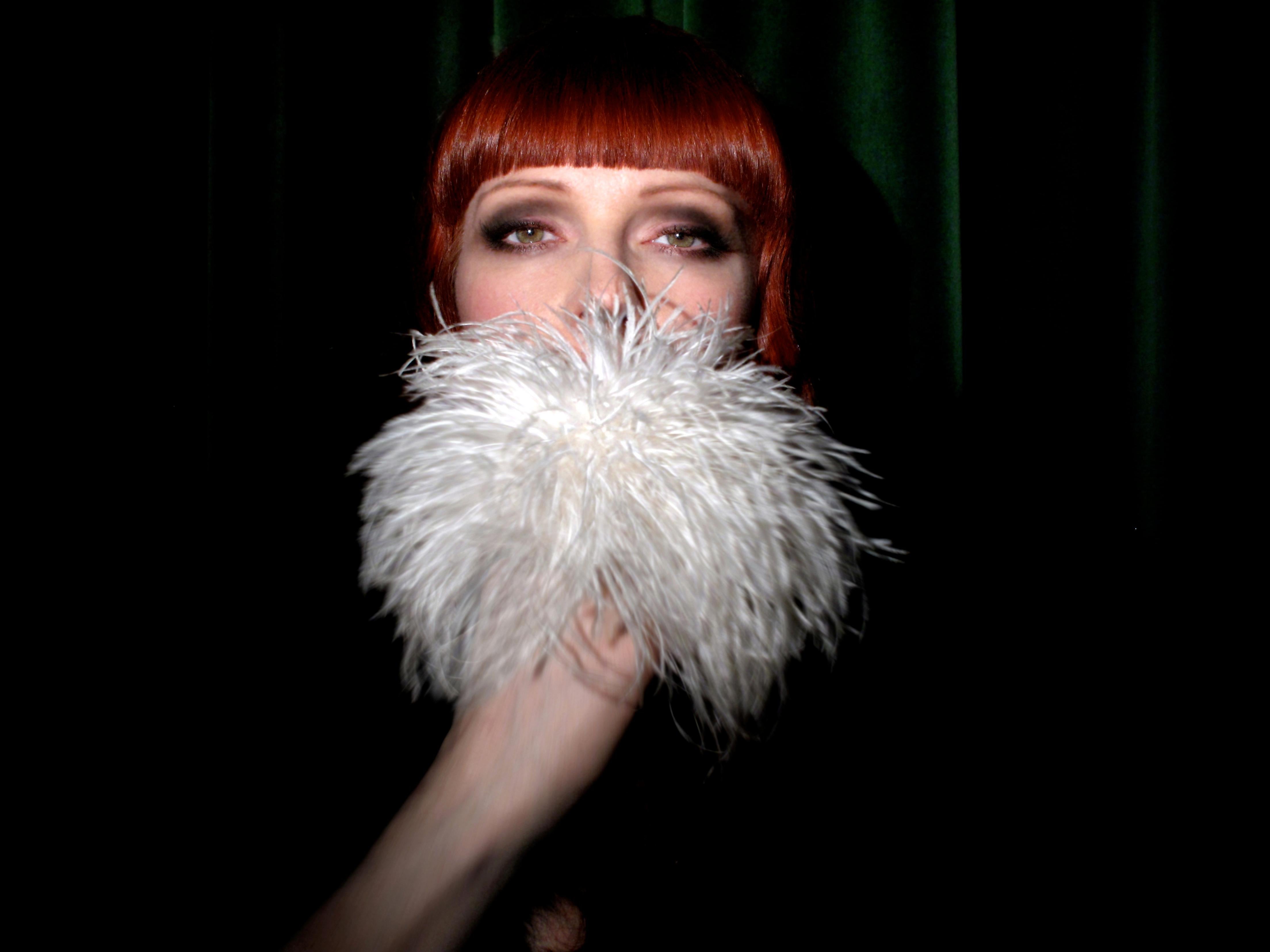Betony Vernon, bague « Ostrich Feather Puff » noire en argent sterling 925 en vente 5