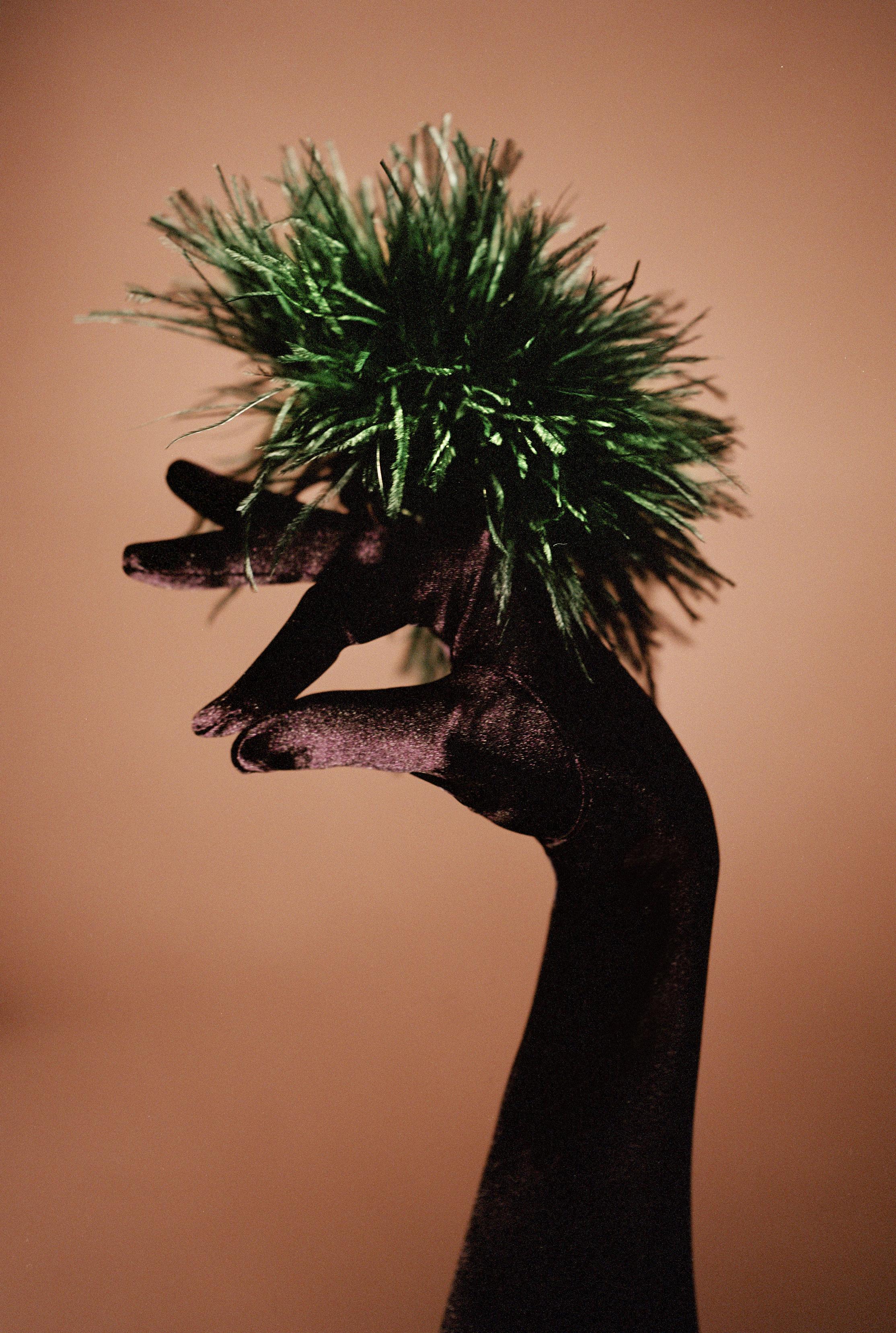 Betony Vernon, bague « Ostrich Feather Puff » noire en argent sterling 925 en vente 6