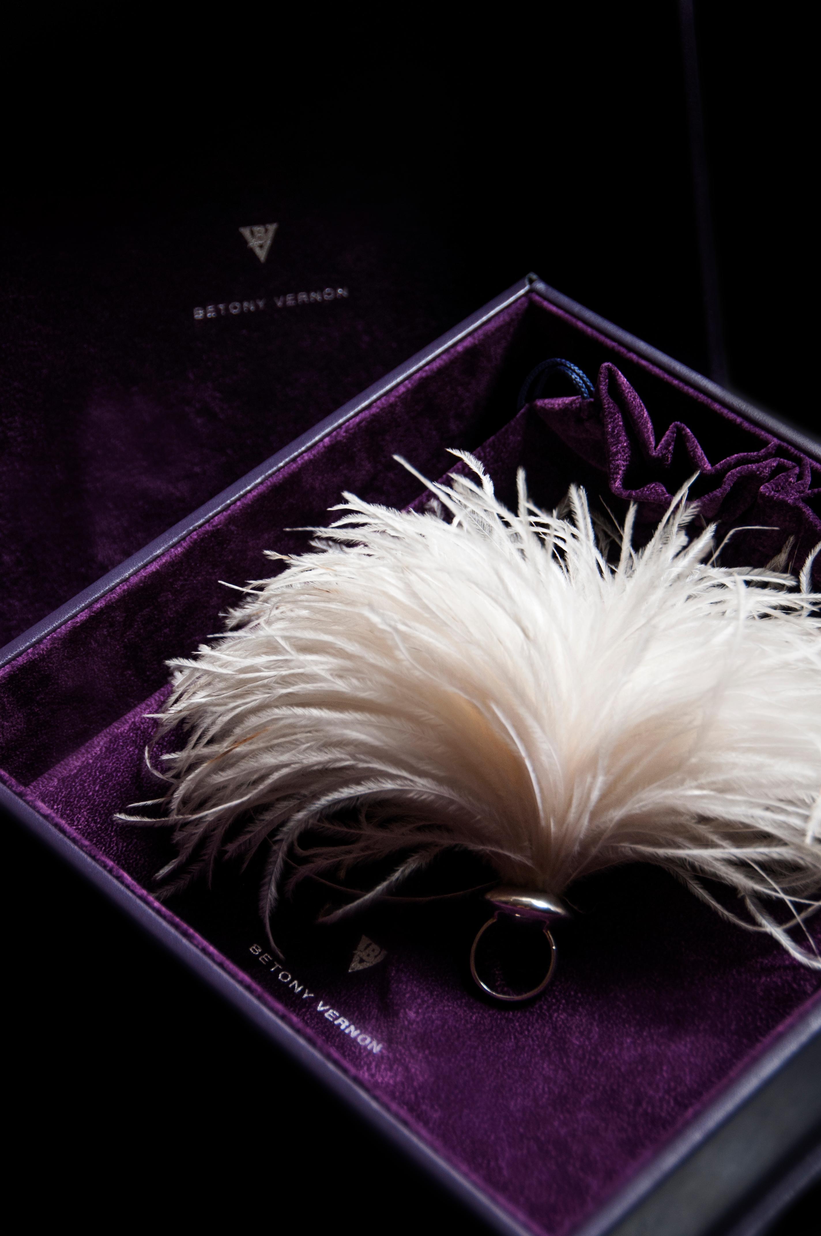 Betony Vernon, bague « Ostrich Feather Puff » noire en argent sterling 925 en stock en vente 2