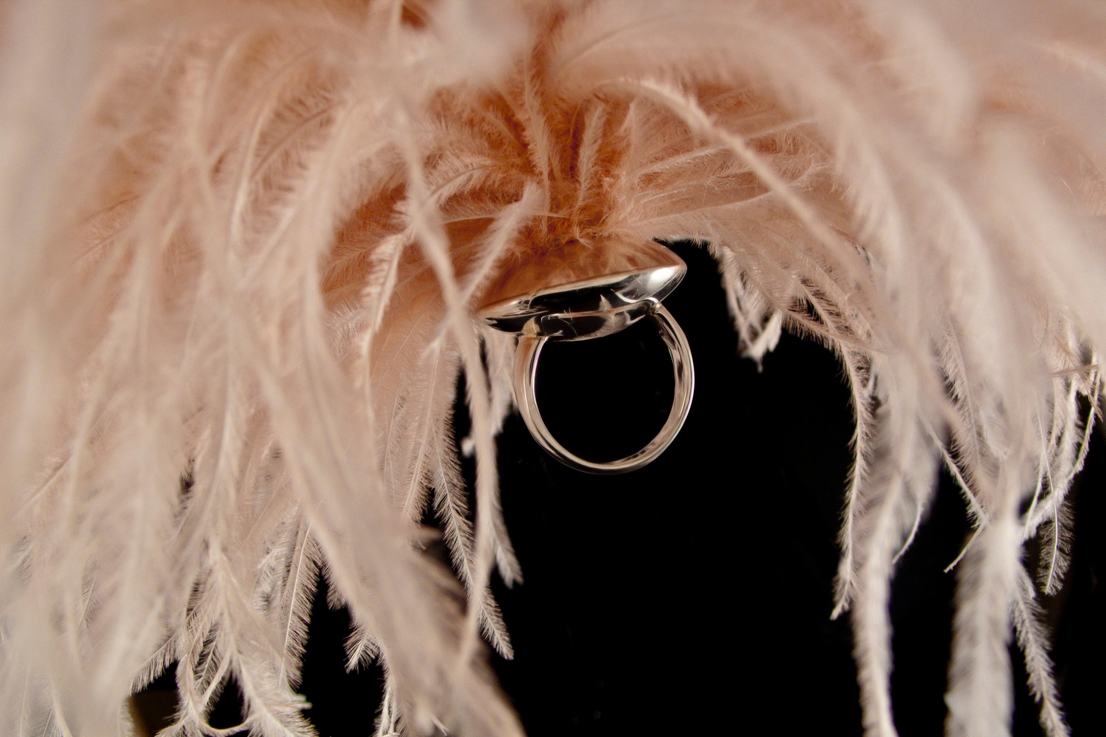 Betony Vernon „Ostrich Feather Puff“ Schwarzer Ring aus Sterlingsilber 925, auf Lager im Angebot 3