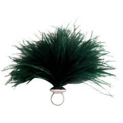 Betony Vernon „Ostrich Feather Puff“ Grüner Ring aus Sterlingsilber 925, auf Lager