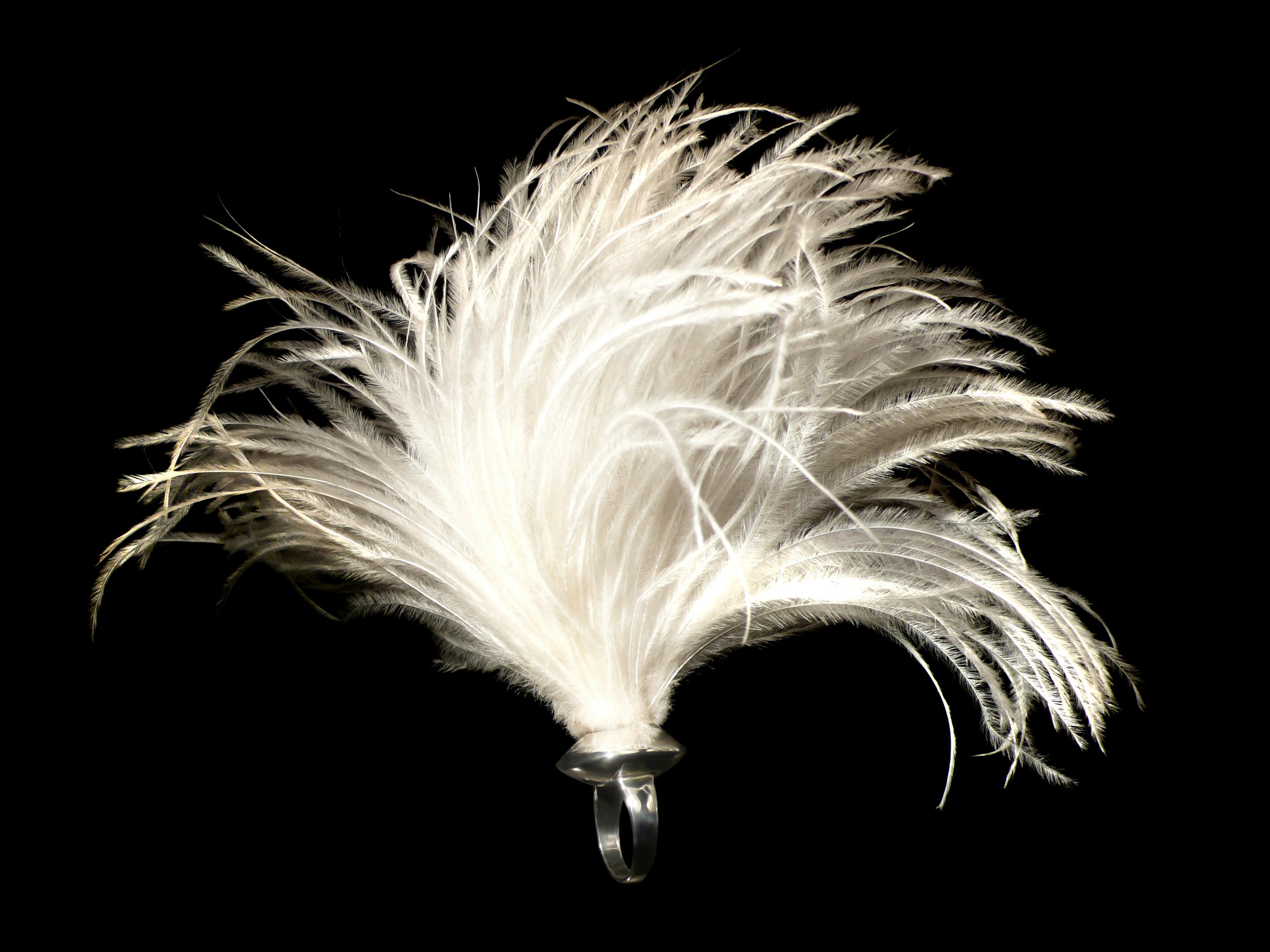 Betony Vernon „Ostrich Feather Puff“ Weißer Ring aus Sterlingsilber 925, auf Lager im Zustand „Neu“ im Angebot in Rome, IT