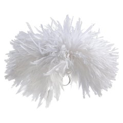 Betony Vernon „Ostrich Feather Puff“ Weißer Ring aus Sterlingsilber 925, auf Lager