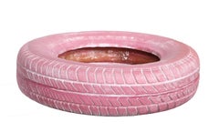 De Tuti Fruti, sculpture contemporaine en pneu rose de Betsabee Romero