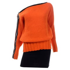 Betsey Johnson - Pull surdimensionné en maille orange avec fermeture éclair et mini-jupe noire, années 1980