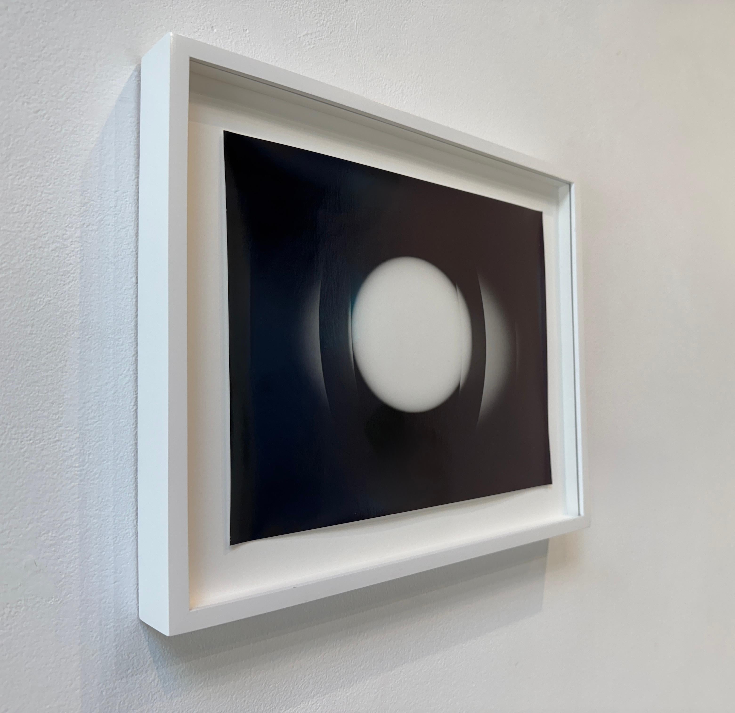 Tirage argentique à la gélatine unique en noir et blanc, (tirage chimique sur papier à base de fibres), dans un cadre blanc.

Le travail de Betsy Kenyon est une fusion de différents processus ; en utilisant les techniques de la chambre noire comme