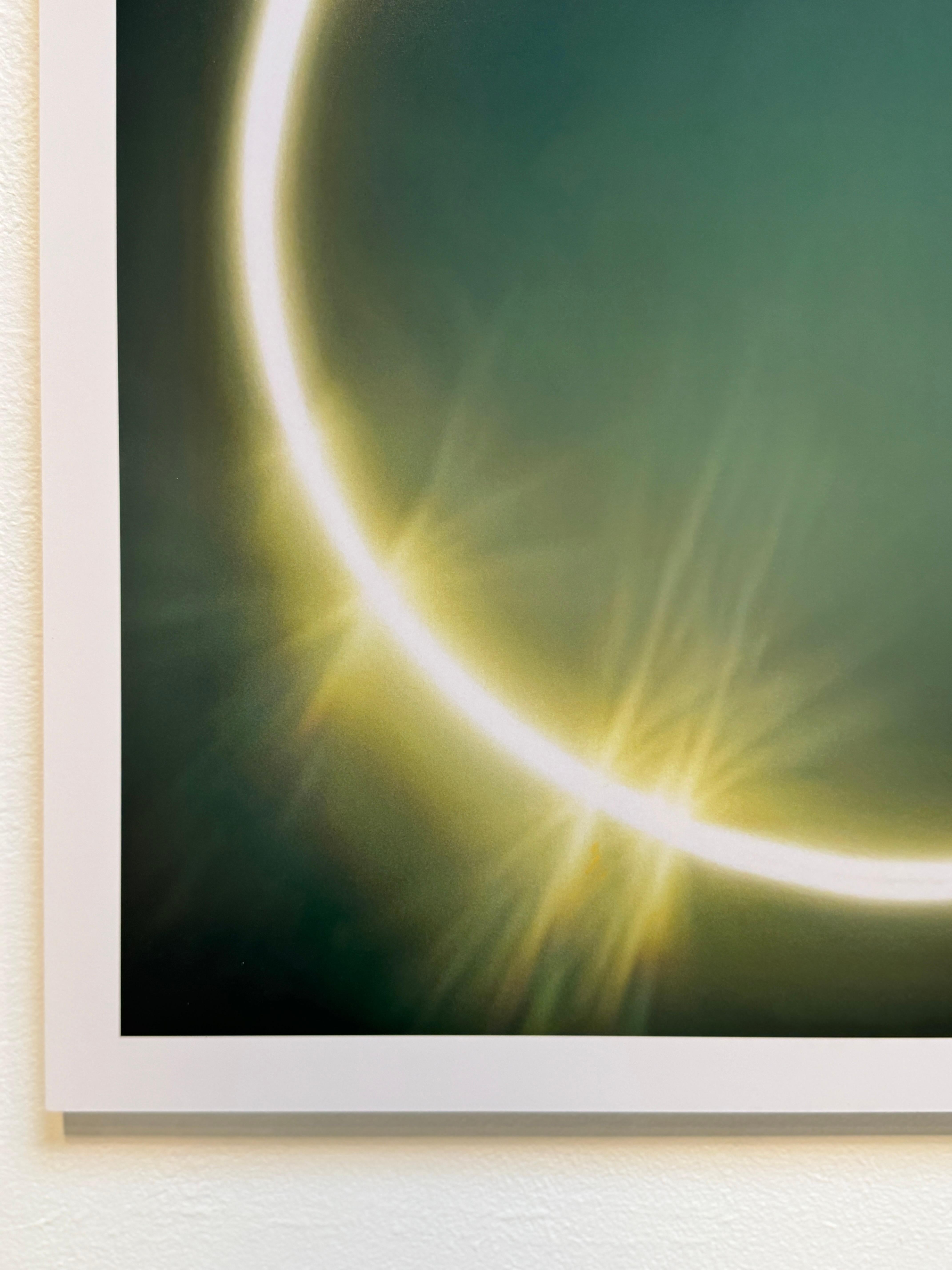 Farbfotografie, abstrahierte Sonne, himmlisch, Sterne funkeln, Himmel, hoher Kontrast im Angebot 6