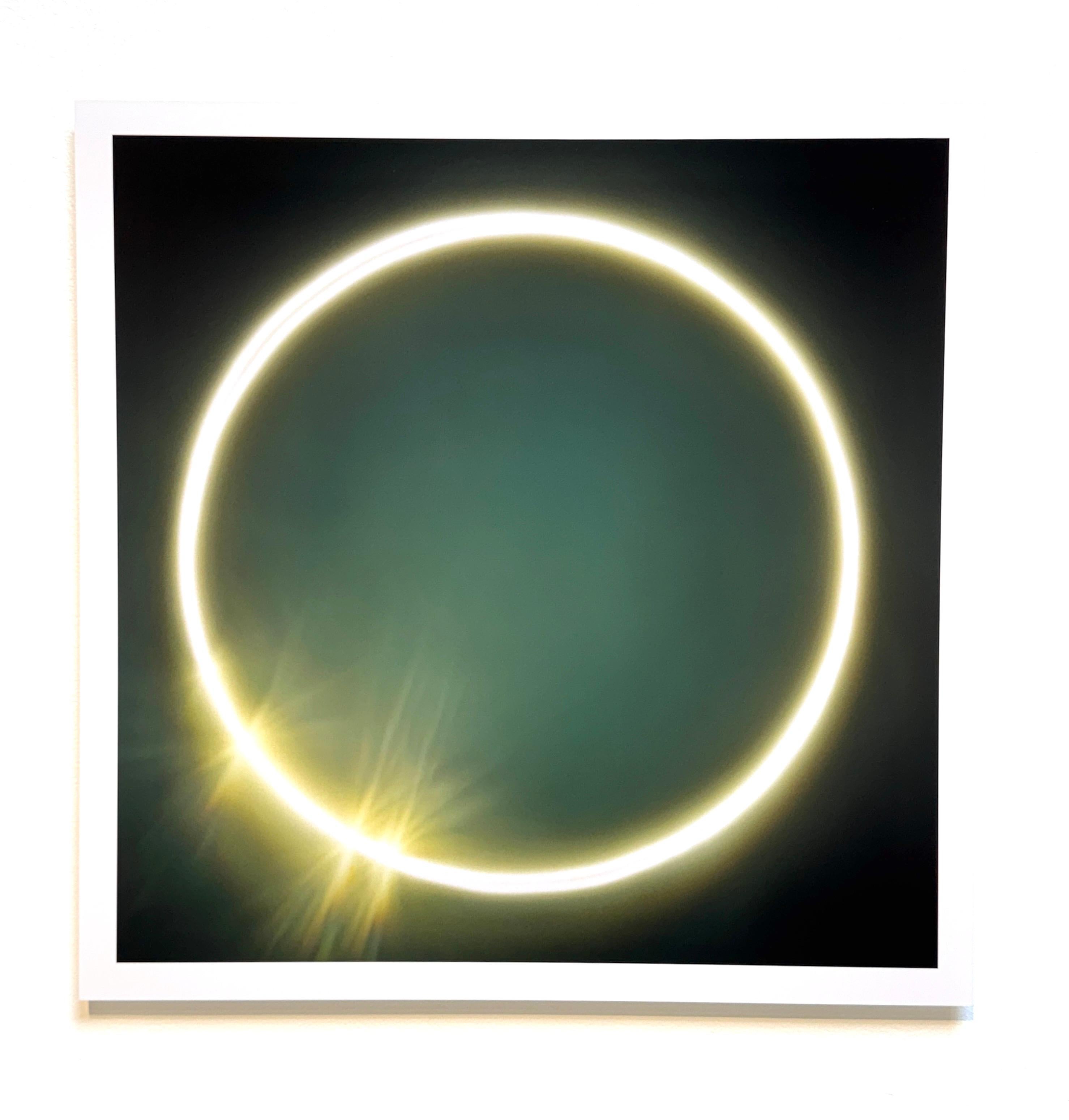 Farbfotografie, abstrahierte Sonne, himmlisch, Sterne funkeln, Himmel, hoher Kontrast – Photograph von Betsy Kenyon