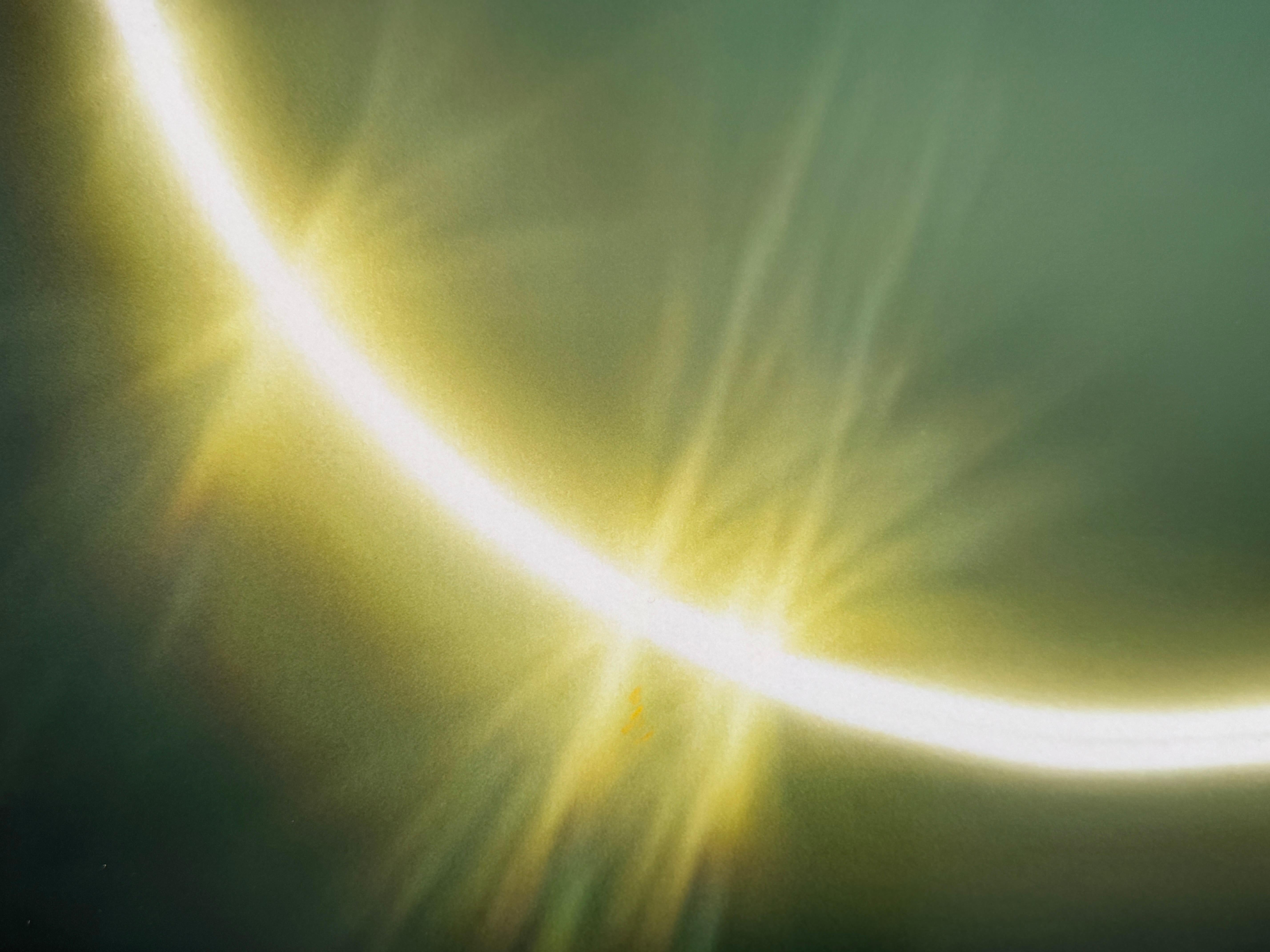 Farbfotografie, abstrahierte Sonne, himmlisch, Sterne funkeln, Himmel, hoher Kontrast (Schwarz), Color Photograph, von Betsy Kenyon