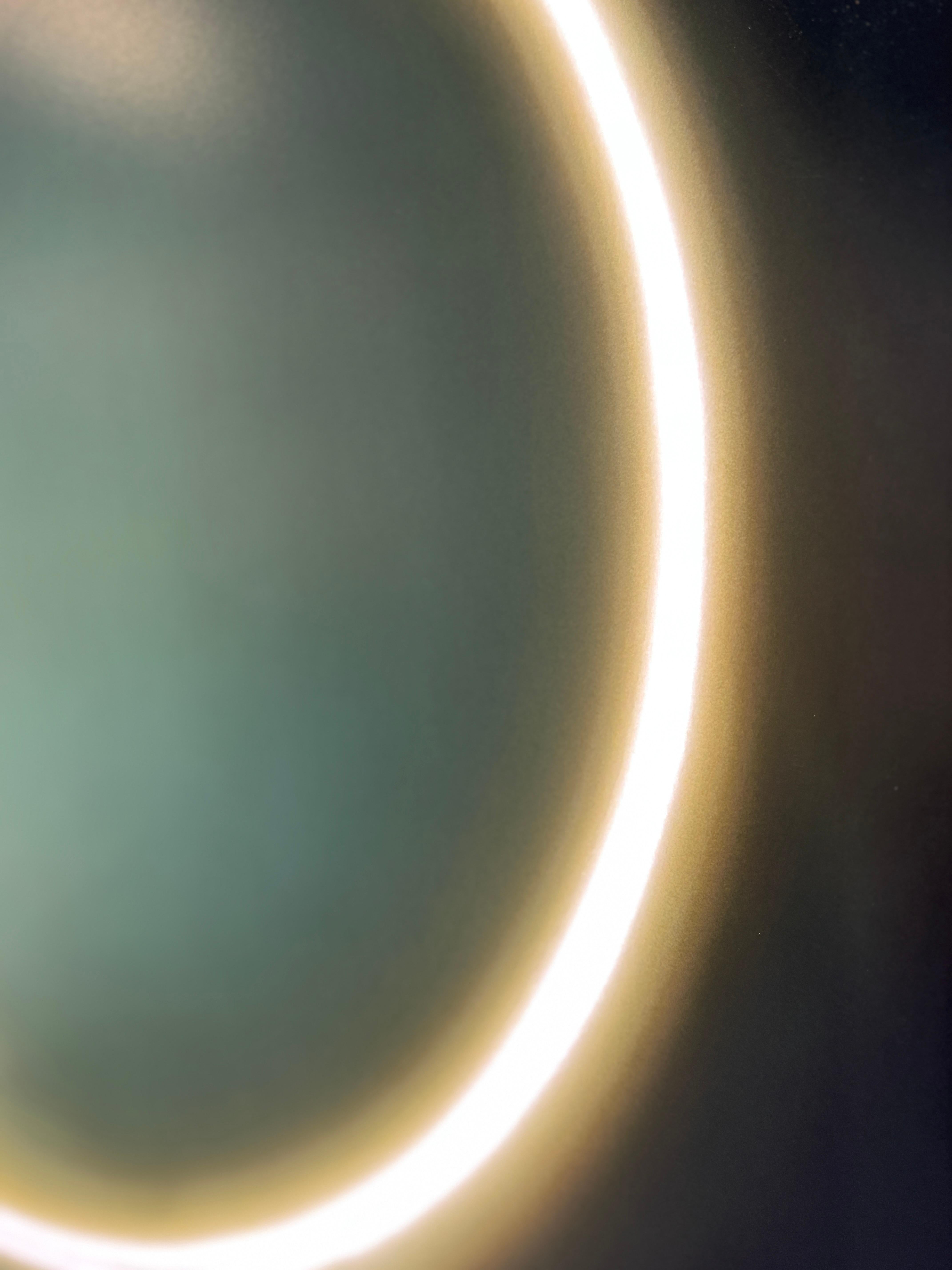 Diese chromogen-chemische Fotografie der Sonne ist auf Plexiglas mit Aufhängevorrichtung auf der Rückseite montiert. Dies ist ein Druck in limitierter Auflage Nr. 1 von 4. Für ihre Serie 