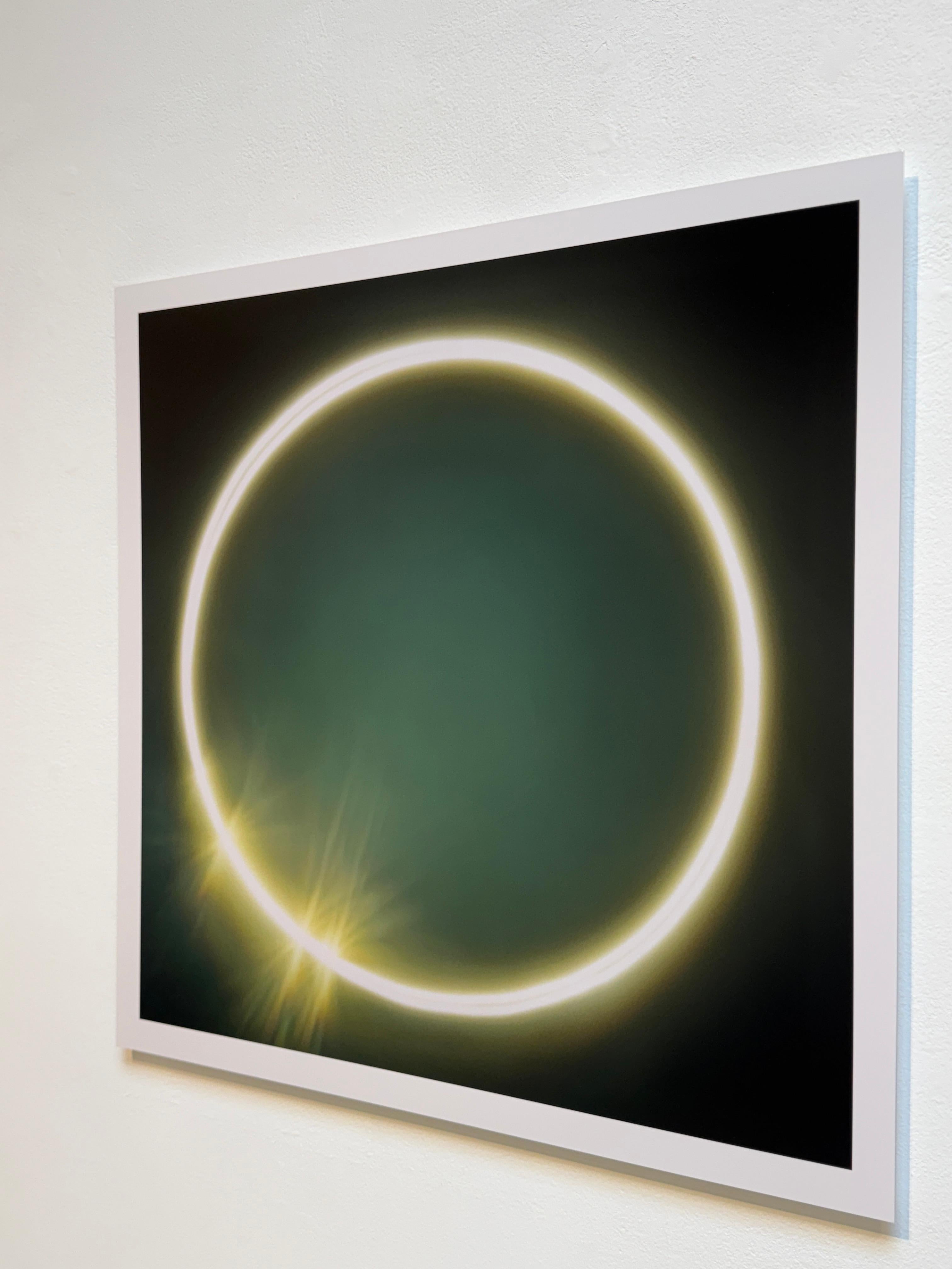 Farbfotografie, abstrahierte Sonne, himmlisch, Sterne funkeln, Himmel, hoher Kontrast im Angebot 4