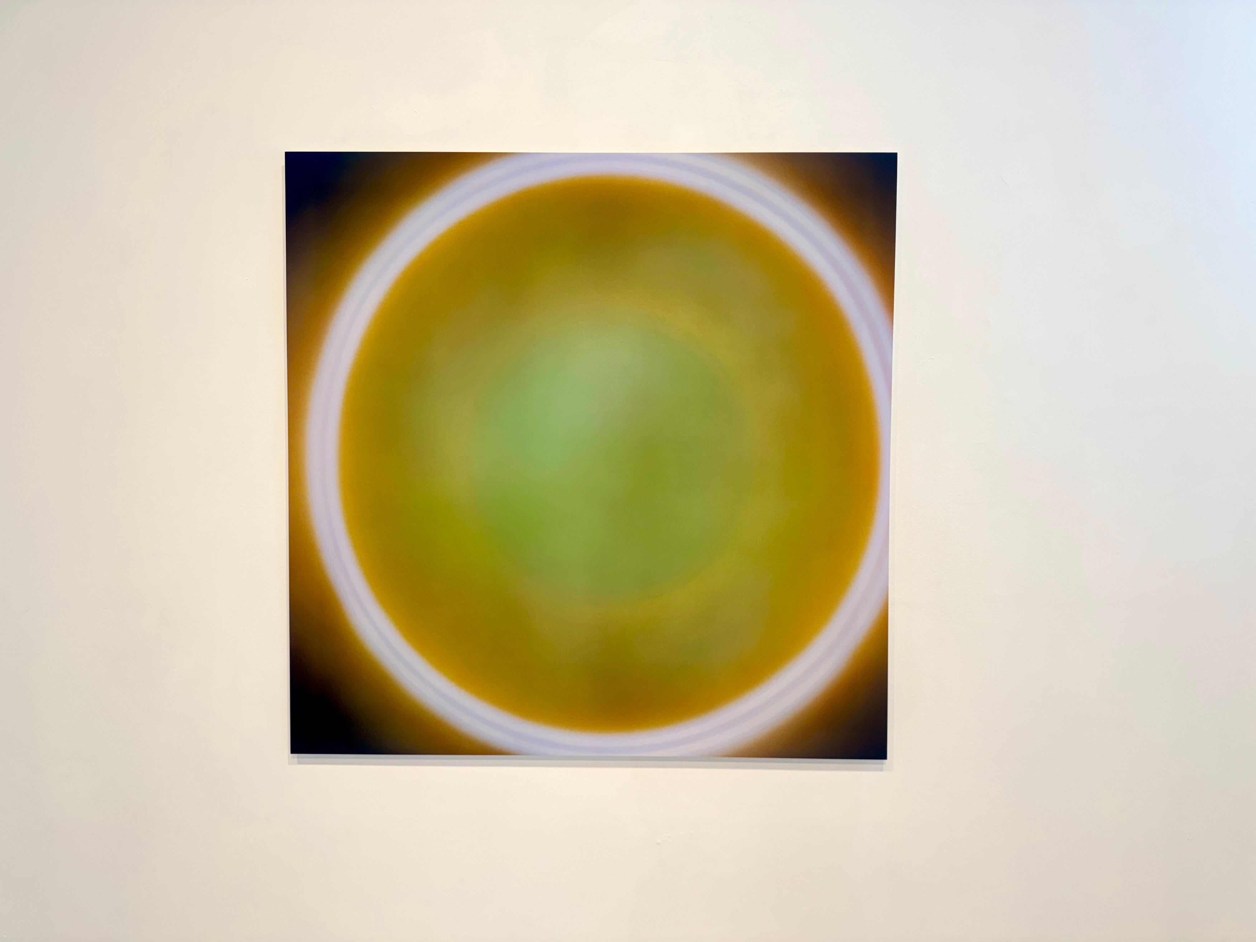 Esta fotografía química cromogénica del sol está montada sobre plexiglás con un mecanismo para colgarla en la parte posterior. La artista Betsy Kenyon viajó a distintas partes de EEUU, utilizando una cámara estenopeica, película y su cuerpo para