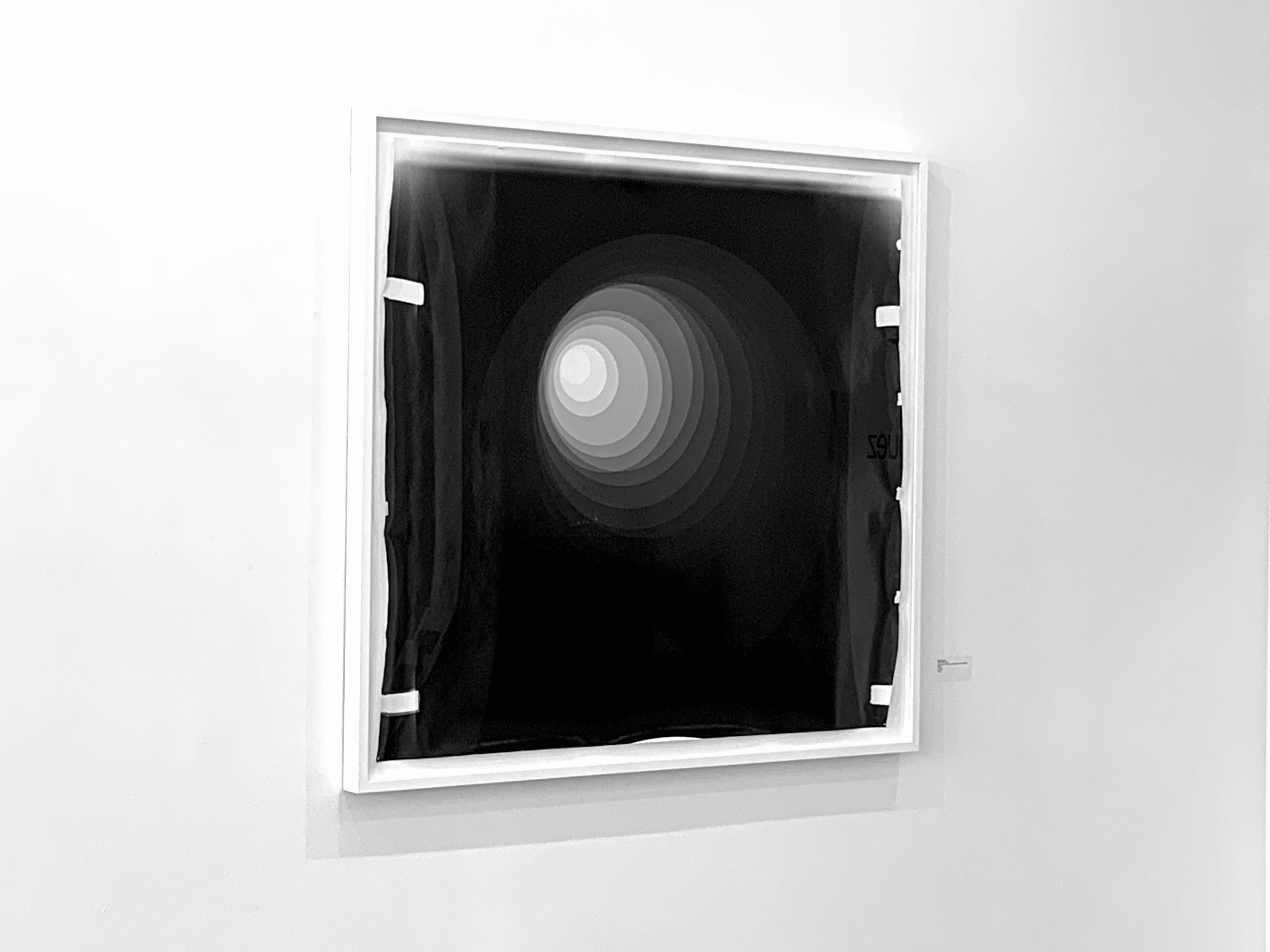 Gerahmter schwarz-weißer einzigartiger Silber-Gelatine-Druck „Form Worm“ – Photograph von Betsy Kenyon