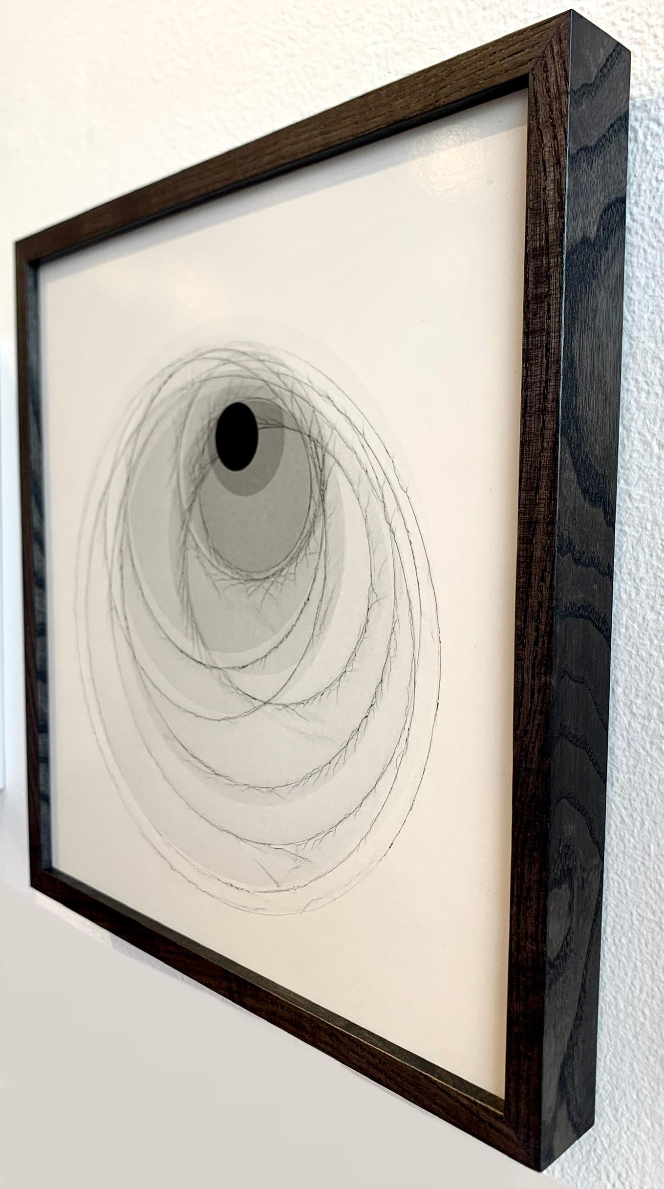 Fotografia geometrica astratta in bianco e nero con cerchi incorniciata in camera oscura in vendita 1