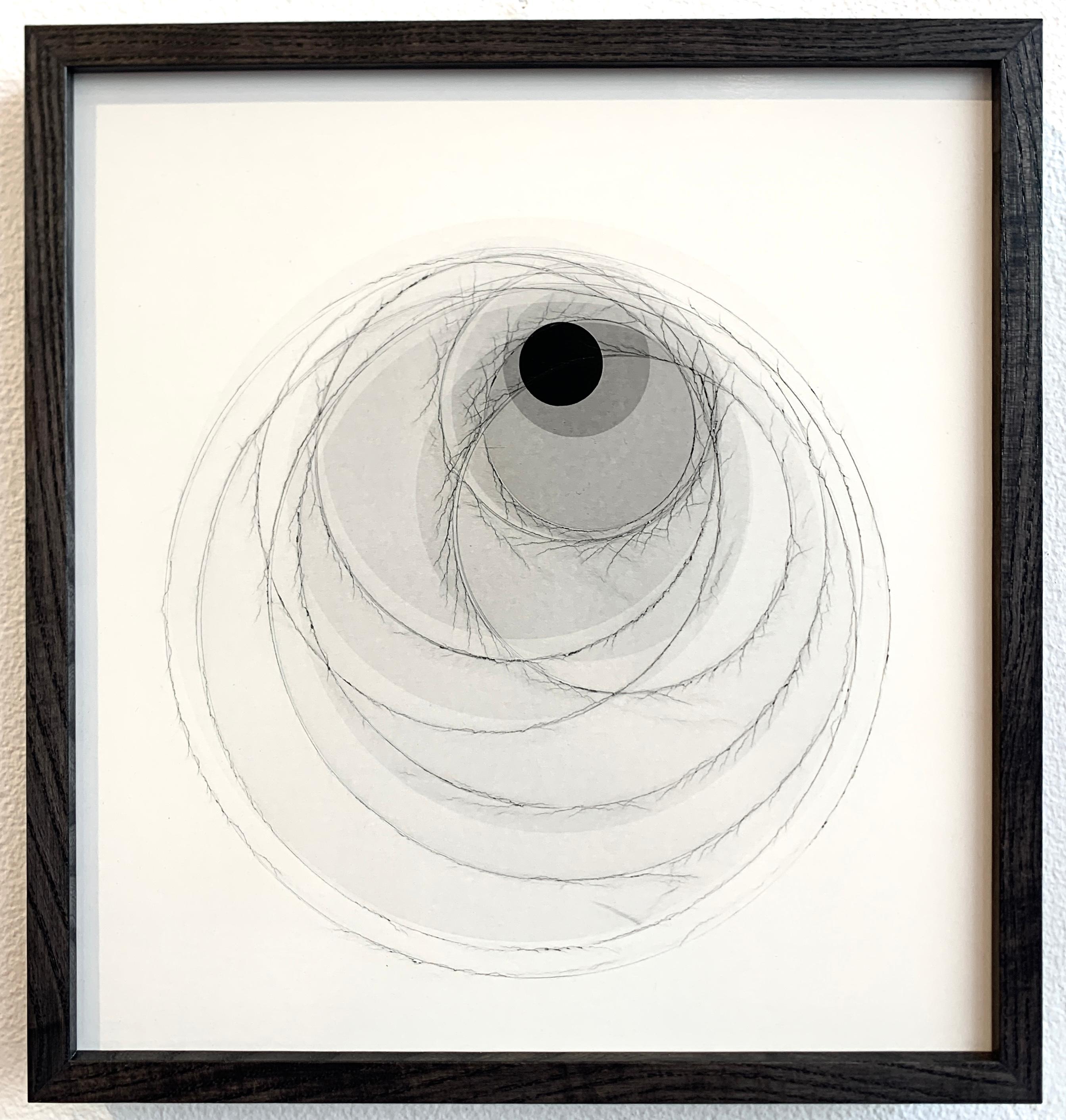 Fotografia geometrica astratta in bianco e nero con cerchi incorniciata in camera oscura