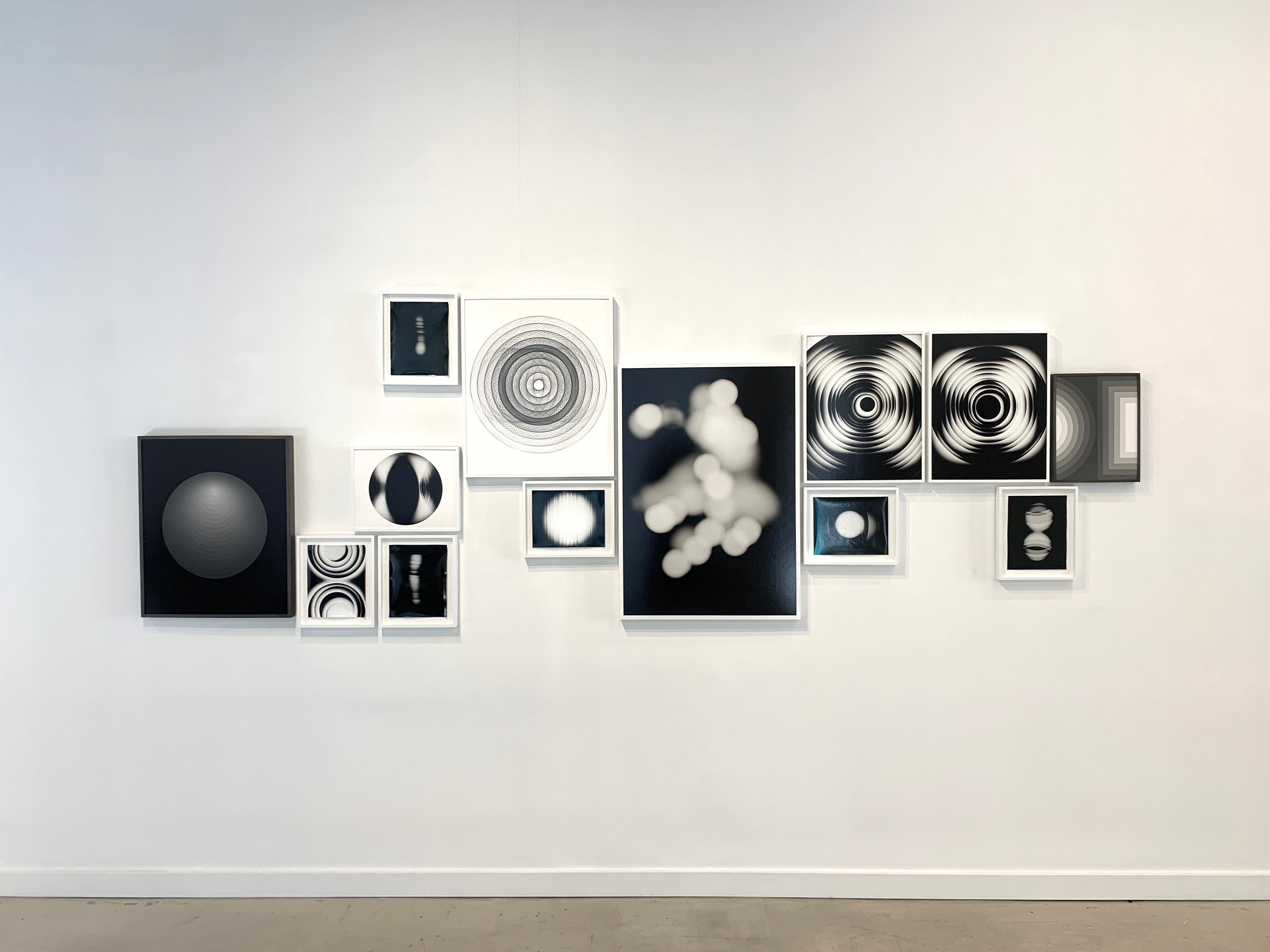 Fotografía geométrica abstracta en cuarto oscuro enmarcada en blanco y negro Única - Photograph de Betsy Kenyon