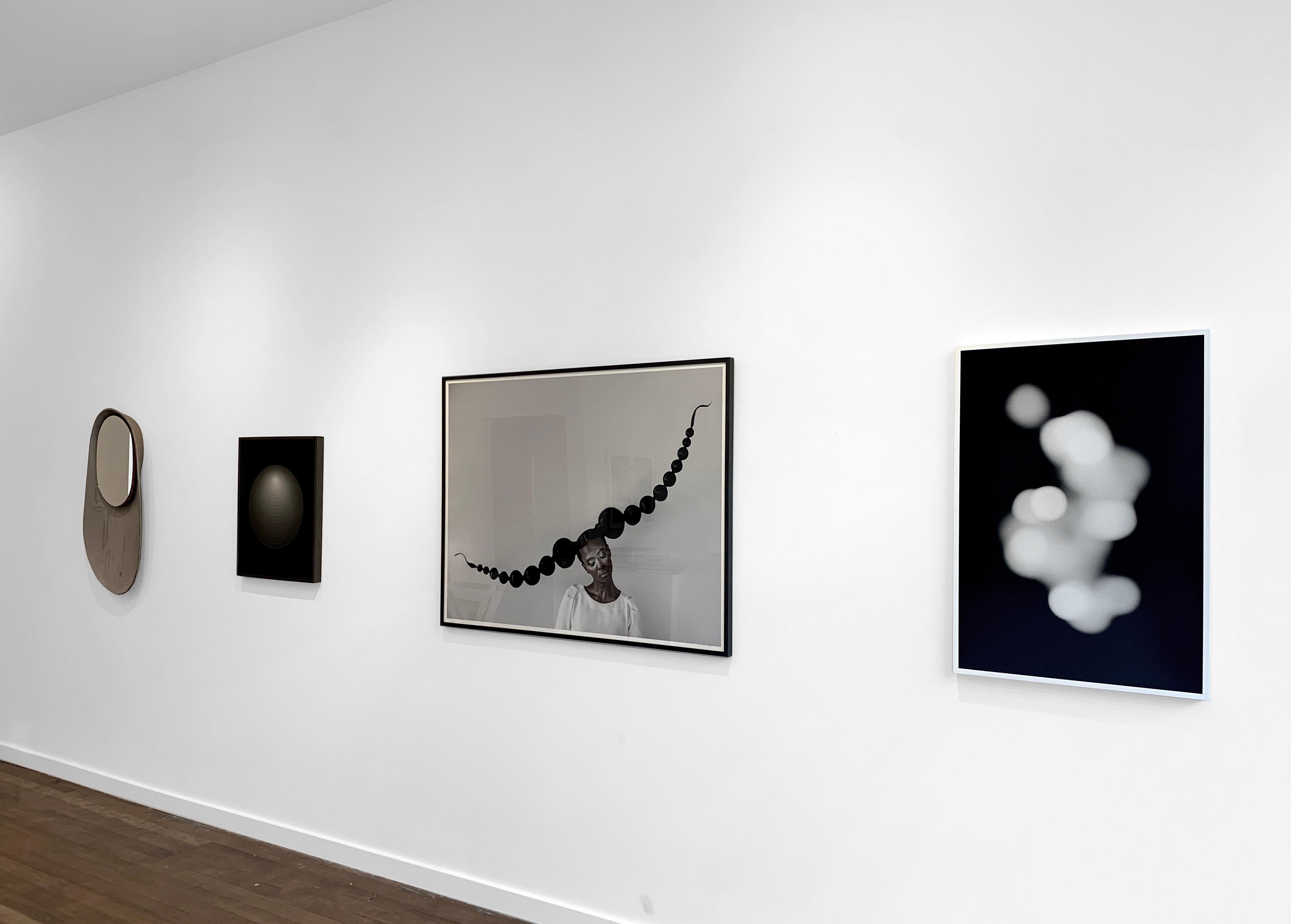 Gran enmarcado en blanco y negro abstracto vertical Impresión única en gelatina de plata - Photograph Geométrico abstracto de Betsy Kenyon