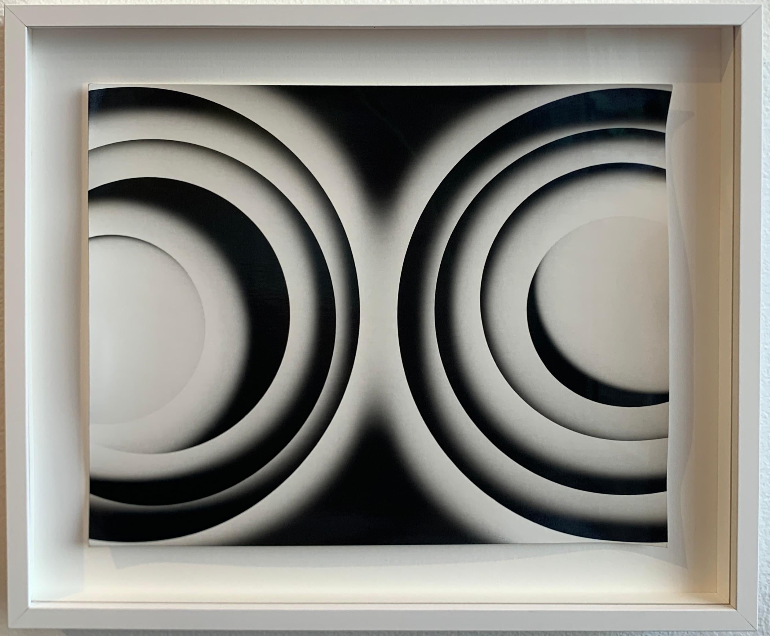 Gerahmter geometrischer abstrakter schwarz-weißer einzigartiger Silber-Gelatine-Druck „Conjoined“ – Photograph von Betsy Kenyon