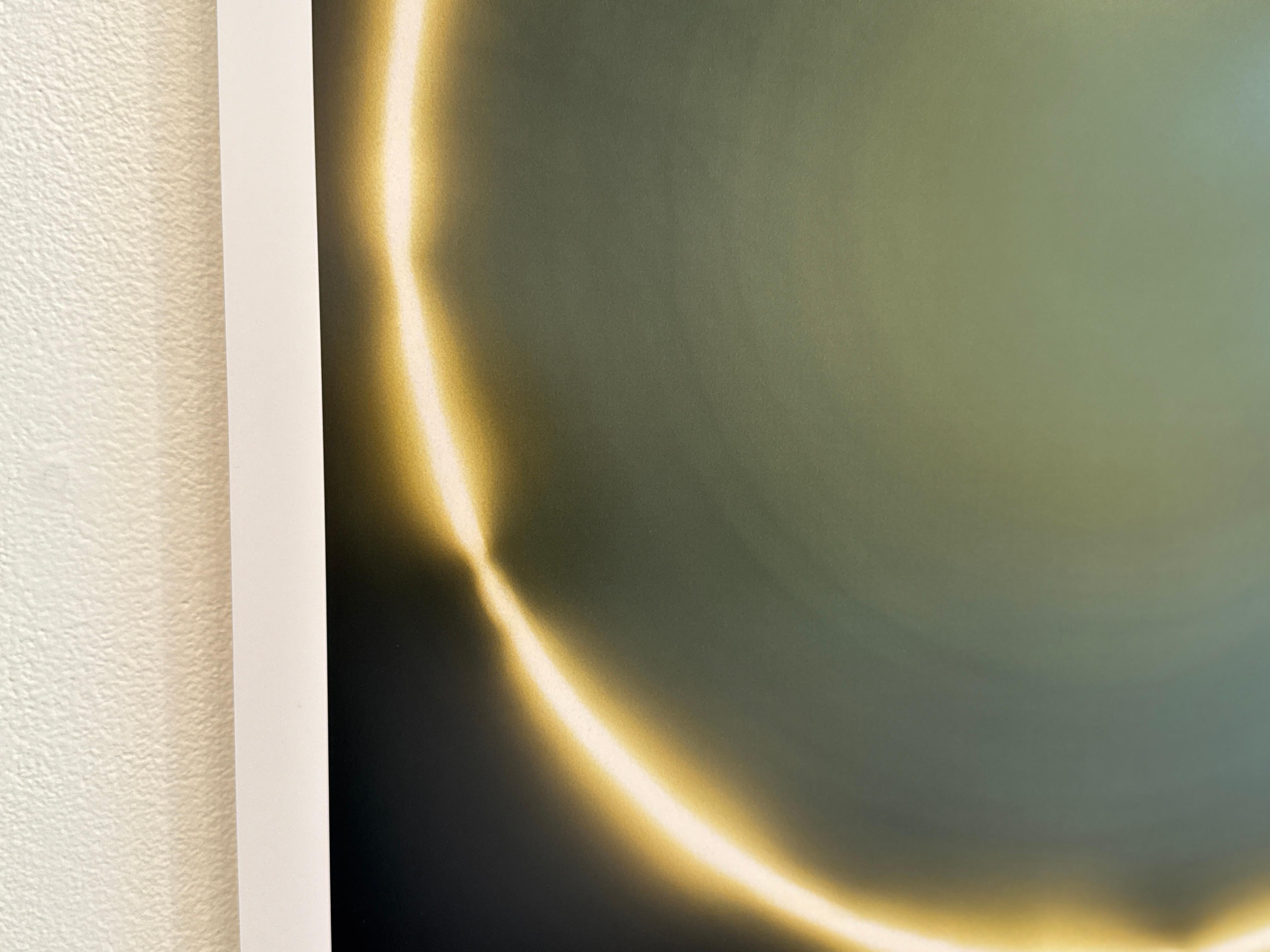 Photographie couleur du soleil en édition limitée, cosmique, céleste, inspirée par la situation géographique - Noir Color Photograph par Betsy Kenyon