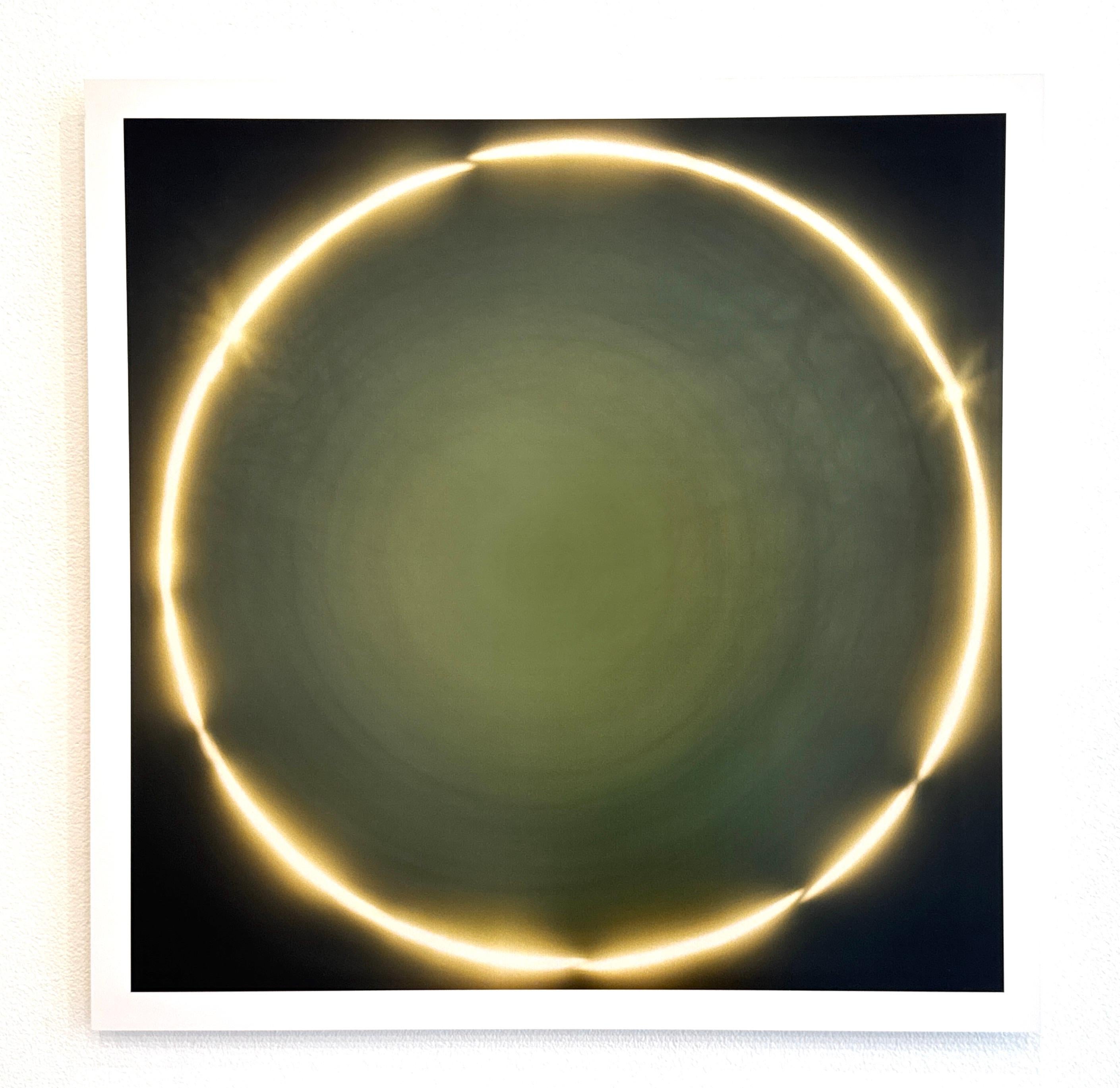 Color Photograph Betsy Kenyon - Photographie couleur du soleil en édition limitée, cosmique, céleste, inspirée par la situation géographique