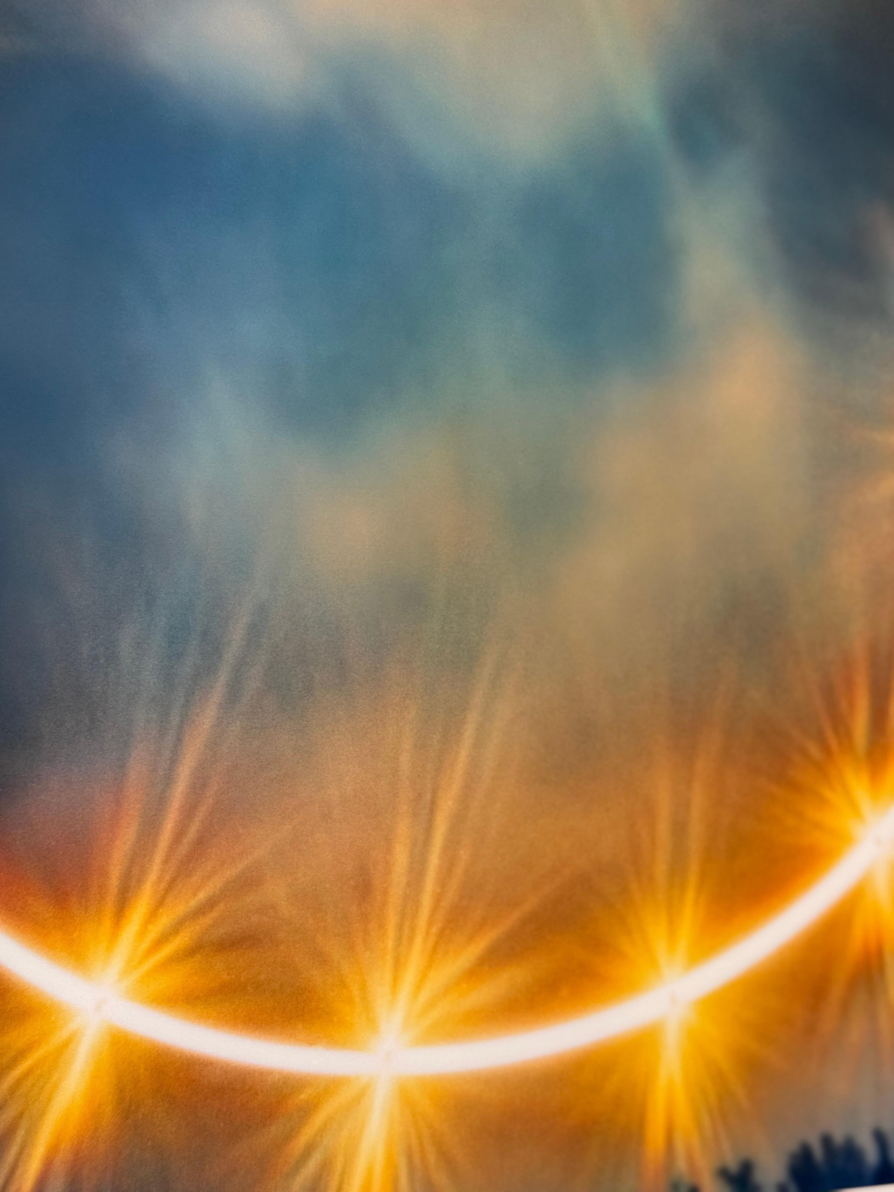 Photographie couleur en édition limitée du soleil, de la nature, du ciel, inspirée de l'endroit où l'on se trouve. - Beige Color Photograph par Betsy Kenyon