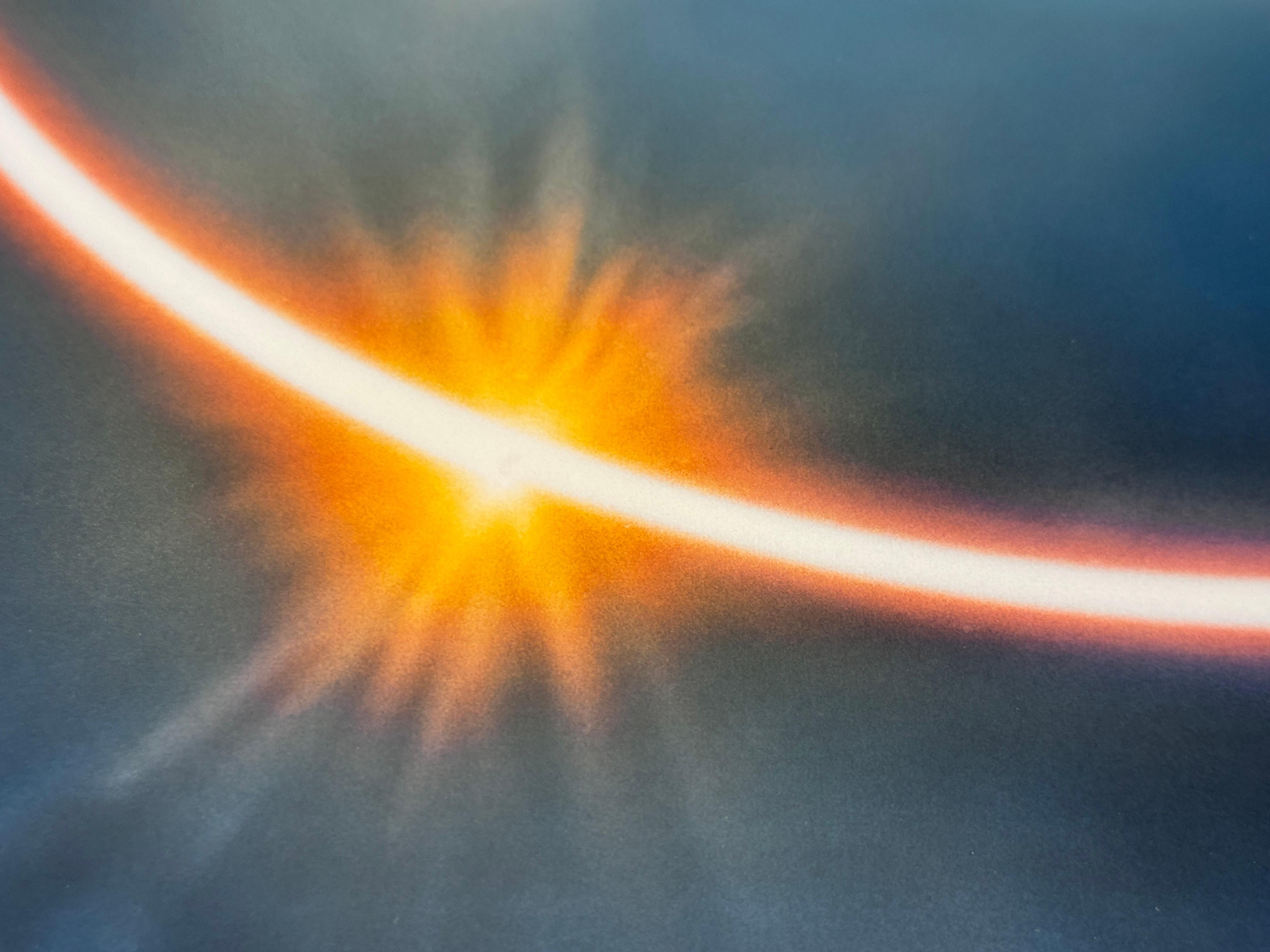 Cette photographie chimique chromogène du soleil, inspirée par le lieu, est montée sur plexiglas avec un mécanisme de suspension au dos. Pour sa série 