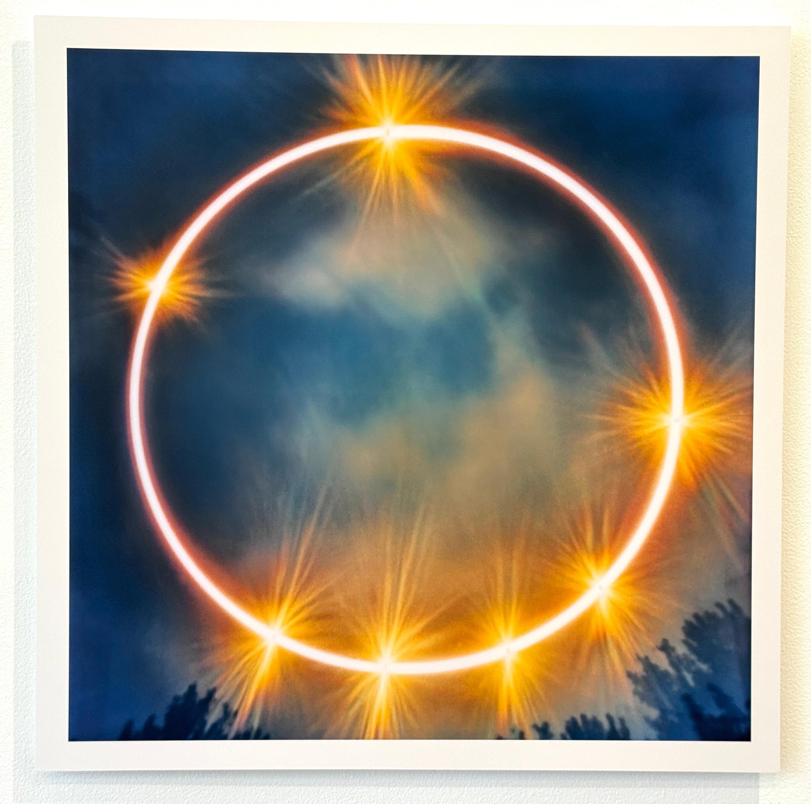 Color Photograph Betsy Kenyon - Photographie couleur en édition limitée du soleil, de la nature, du ciel, inspirée de l'endroit où l'on se trouve.