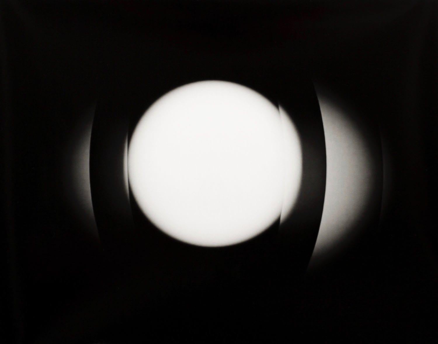 Pequeña impresión abstracta enmarcada en blanco y negro Gelatina de plata única "Turno"