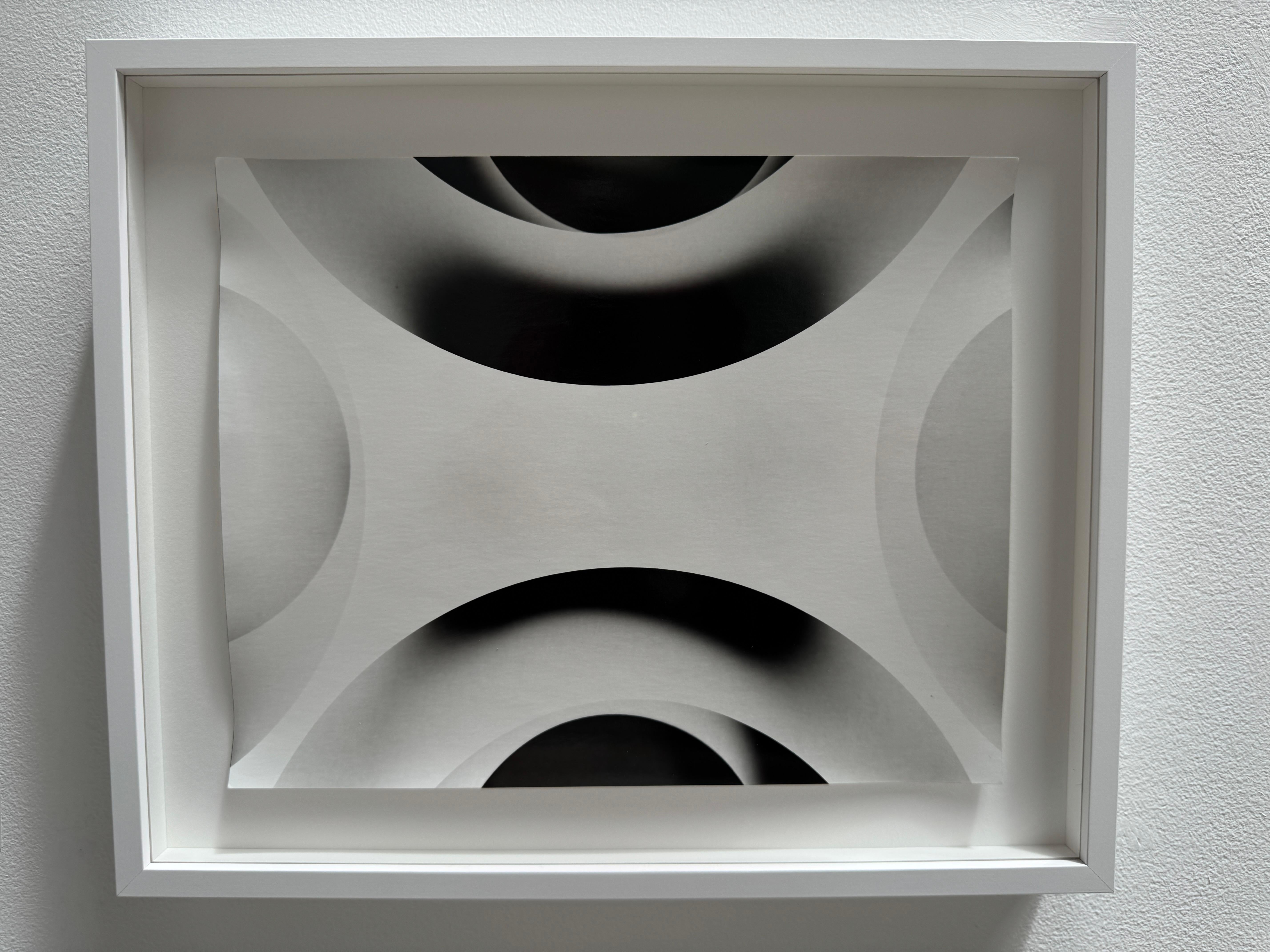 Impresión única en blanco y negro de gelatina de plata, (impresión química sobre papel de fibra), en marco blanco.

La obra de Betsy Kenyon es una fusión de diferentes procesos; utilizando técnicas de cuarto oscuro como medio, Kenyon difumina las
