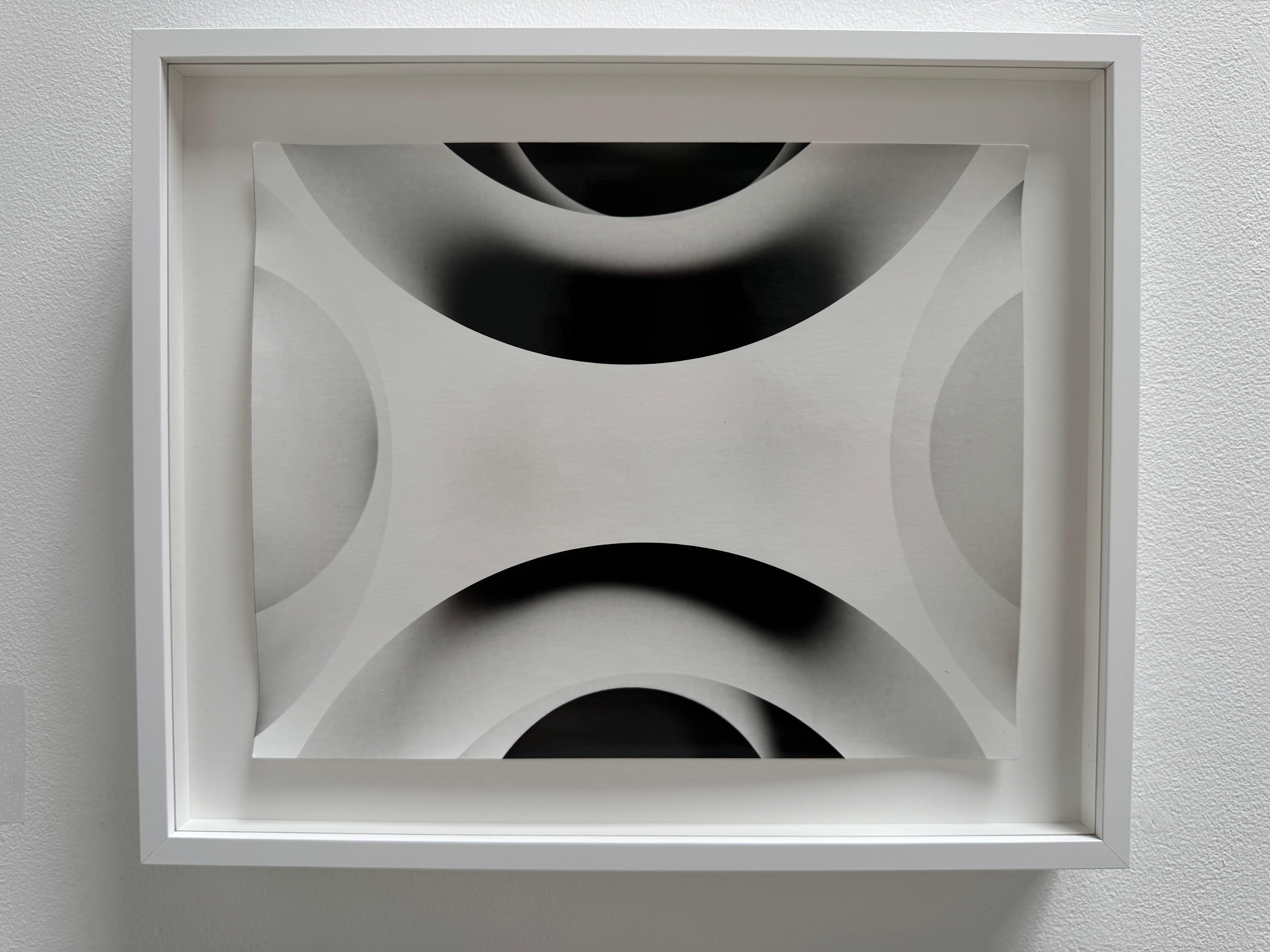 Pequeña impresión geométrica abstracta en blanco y negro en gelatina de plata 