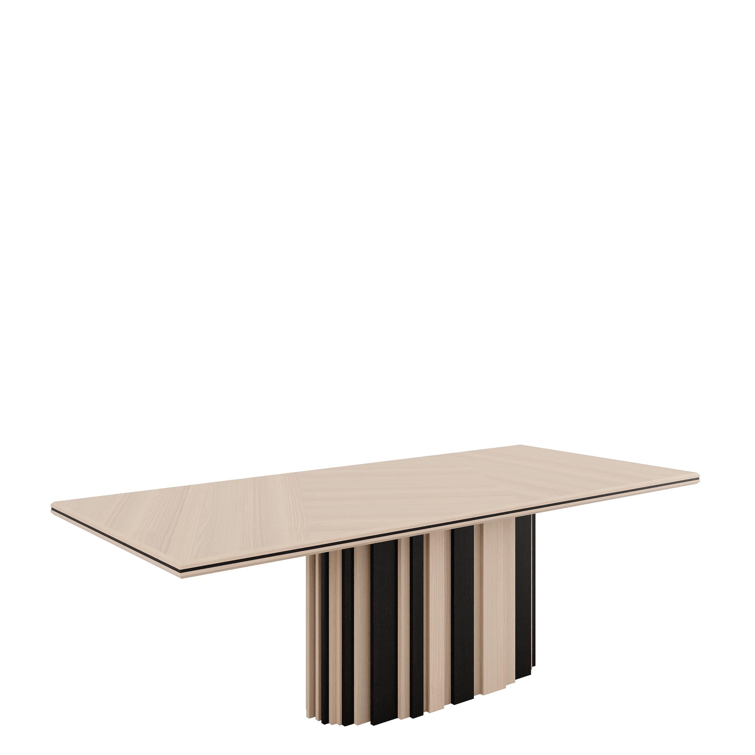 Der Esstisch BETSY zeichnet sich durch seine geometrische Schlichtheit aus, wobei die große Platte auf dem länglichen, zentralen Sockel ruht, der dem Tisch Stabilität und Halt gibt; Betsy ist in Lack oder furniertem Holz erhältlich und erlaubt sogar