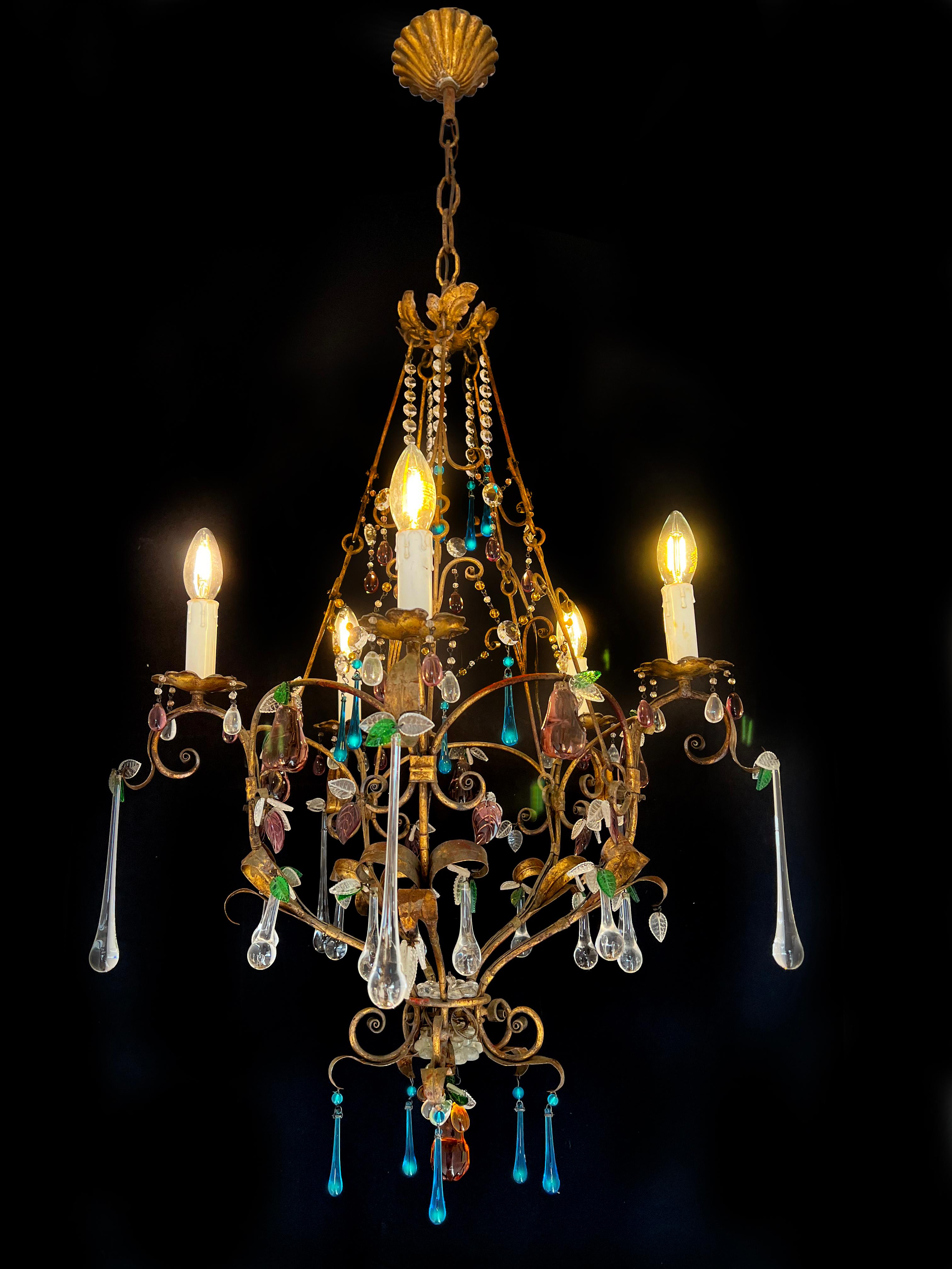 Faszinierender Murano-Kronleuchter, inspiriert von der göttlichen Betty Davis.
Höhe 120 cm, Durchmesser 55 cm, Höhe ohne Kette 100 cm. Fünf Leuchten E14