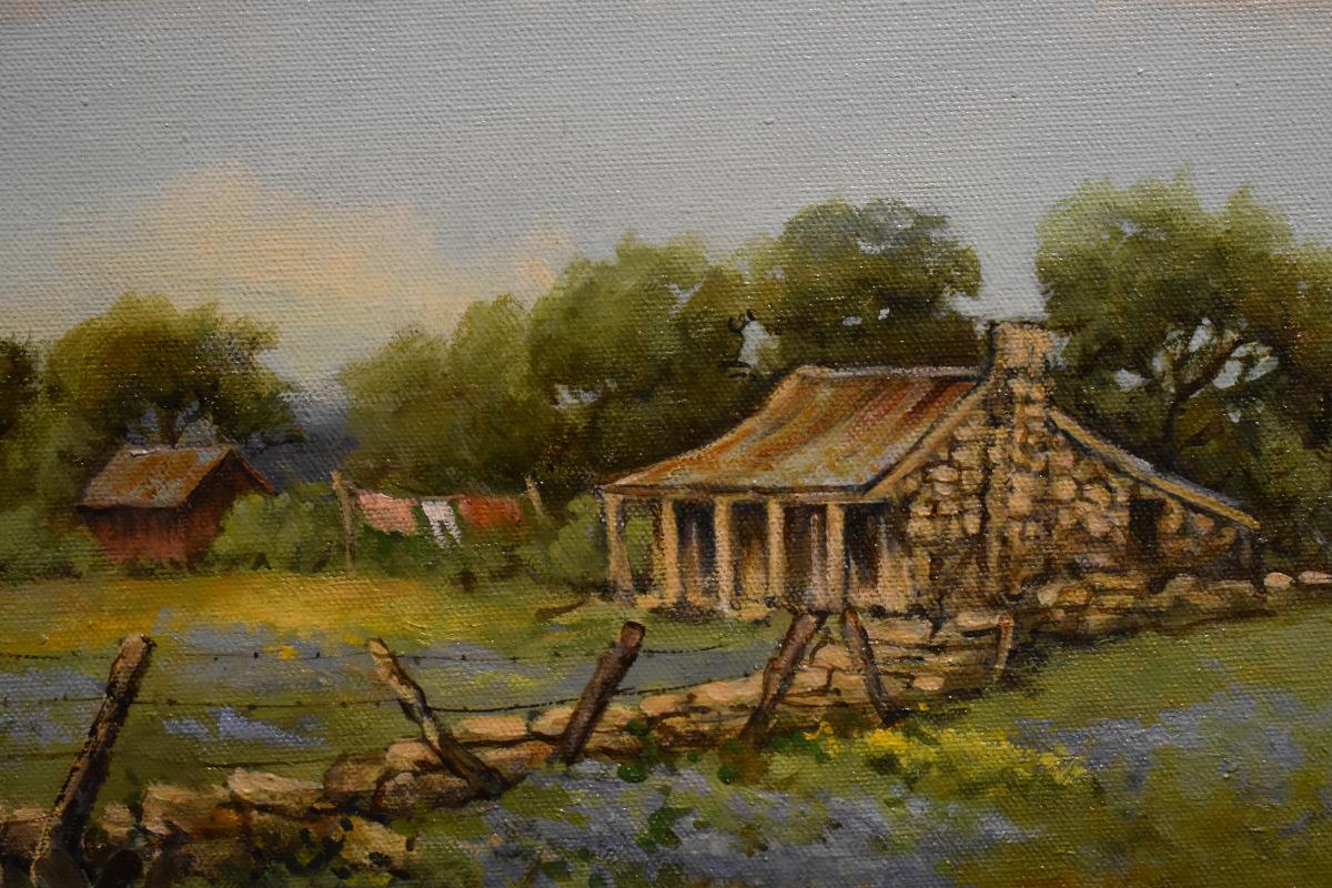 « TEXAS FENCEline IN BLUE » TEXAS HILL COUNRY - Réalisme américain Painting par Bette Lou Voorhis