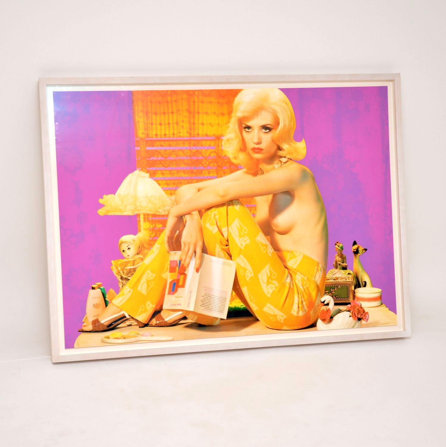 Una fabulosa serigrafía de edición limitada del famoso artista británico Miles Aldridge. Este es uno de una tirada limitada de sólo trece fabricados en 2017, es el número 3/13, firmado y numerado por el artista en el reverso.

Los grabados de