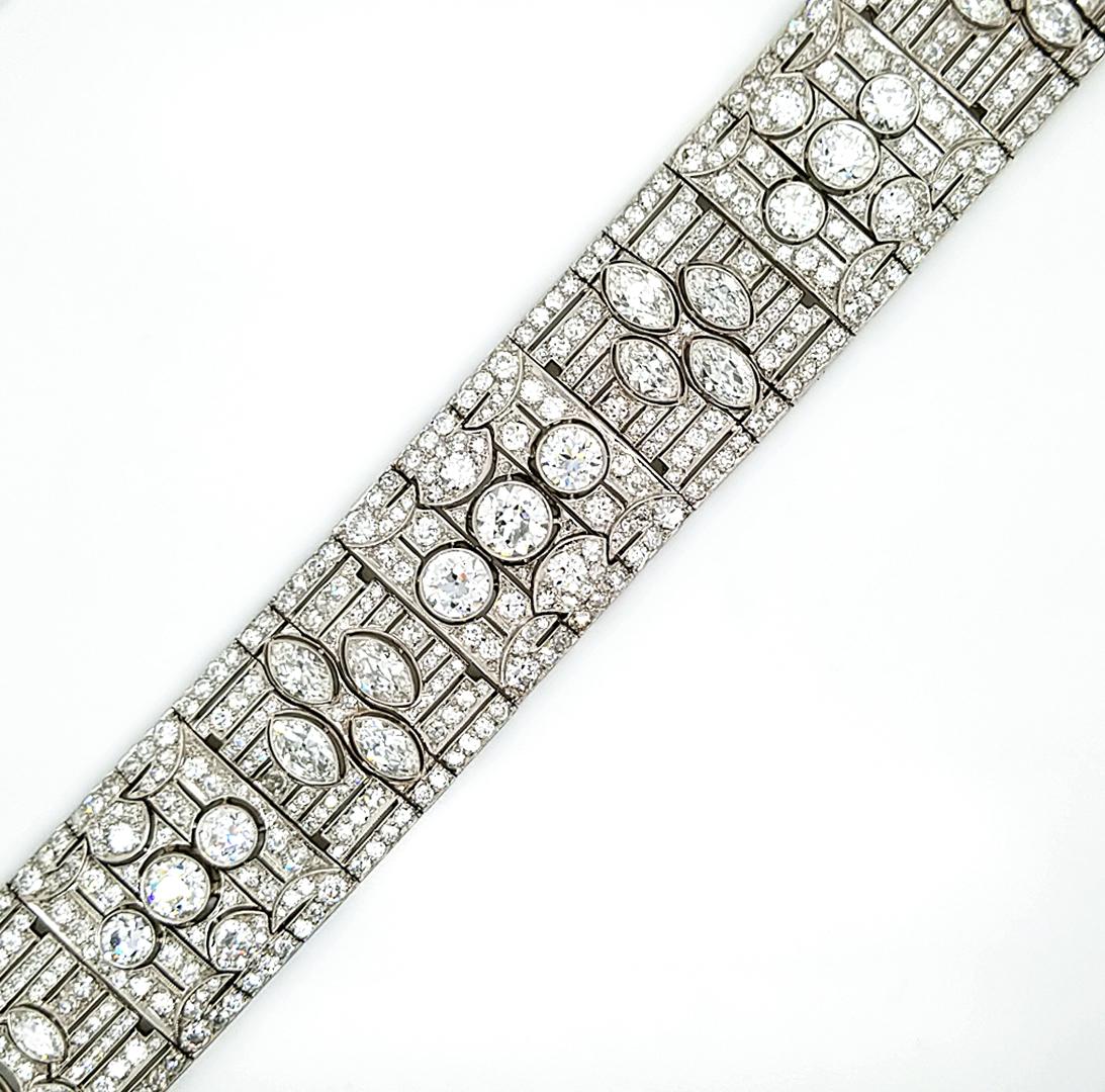 Dieses atemberaubende Art-Deco-Armband besteht aus einer Reihe durchbrochener, geometrischer Diamanten im Altschliff, die jeweils auf einer Gruppe von Marquise- oder Altschliff-Diamanten in Ringfassung zentriert sind, um 1930. In Platin gefasst.

9