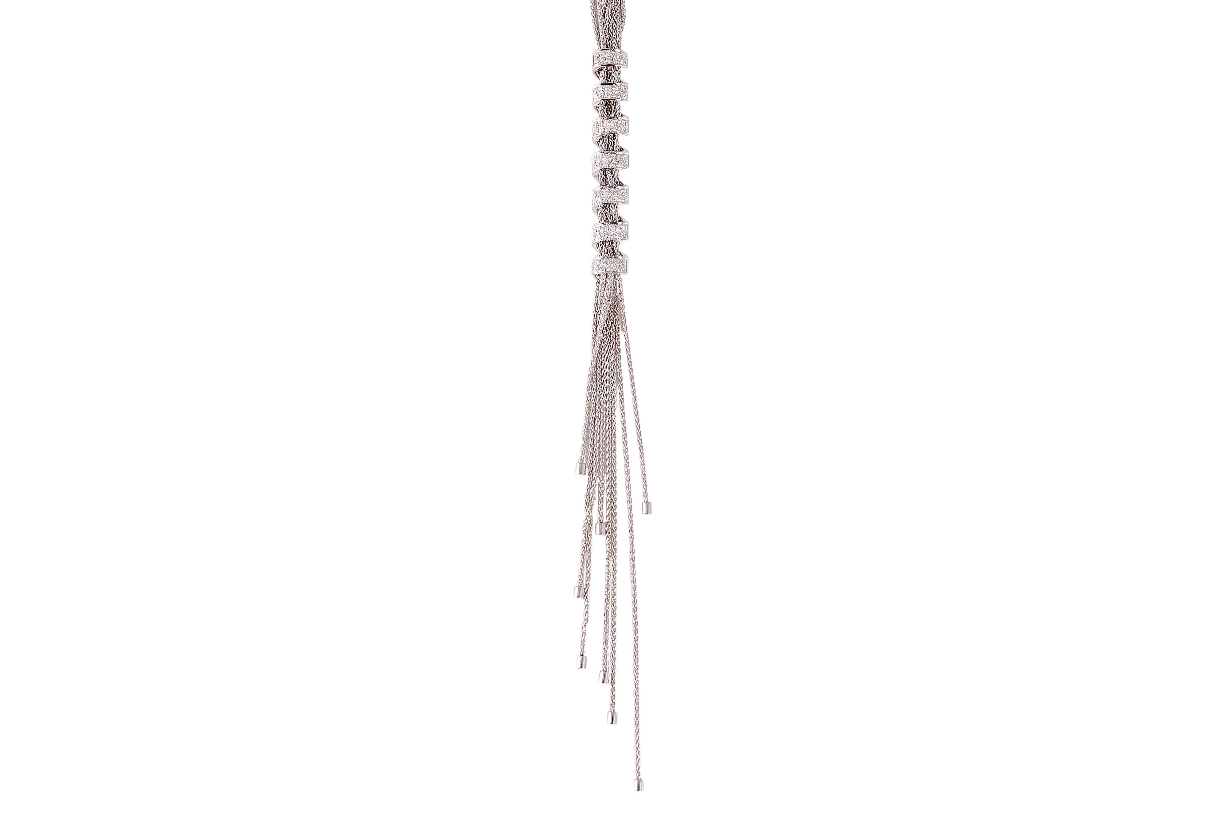 Un look très amusant !  Ce collier multibrins en or blanc 18 carats est une création de Whiting et soutient des diamants ronds sertis en pavé.  La glissière/pendentif à diamant articulé peut être ajustée.  Le poids total des diamants est de 0,83 ct. 
