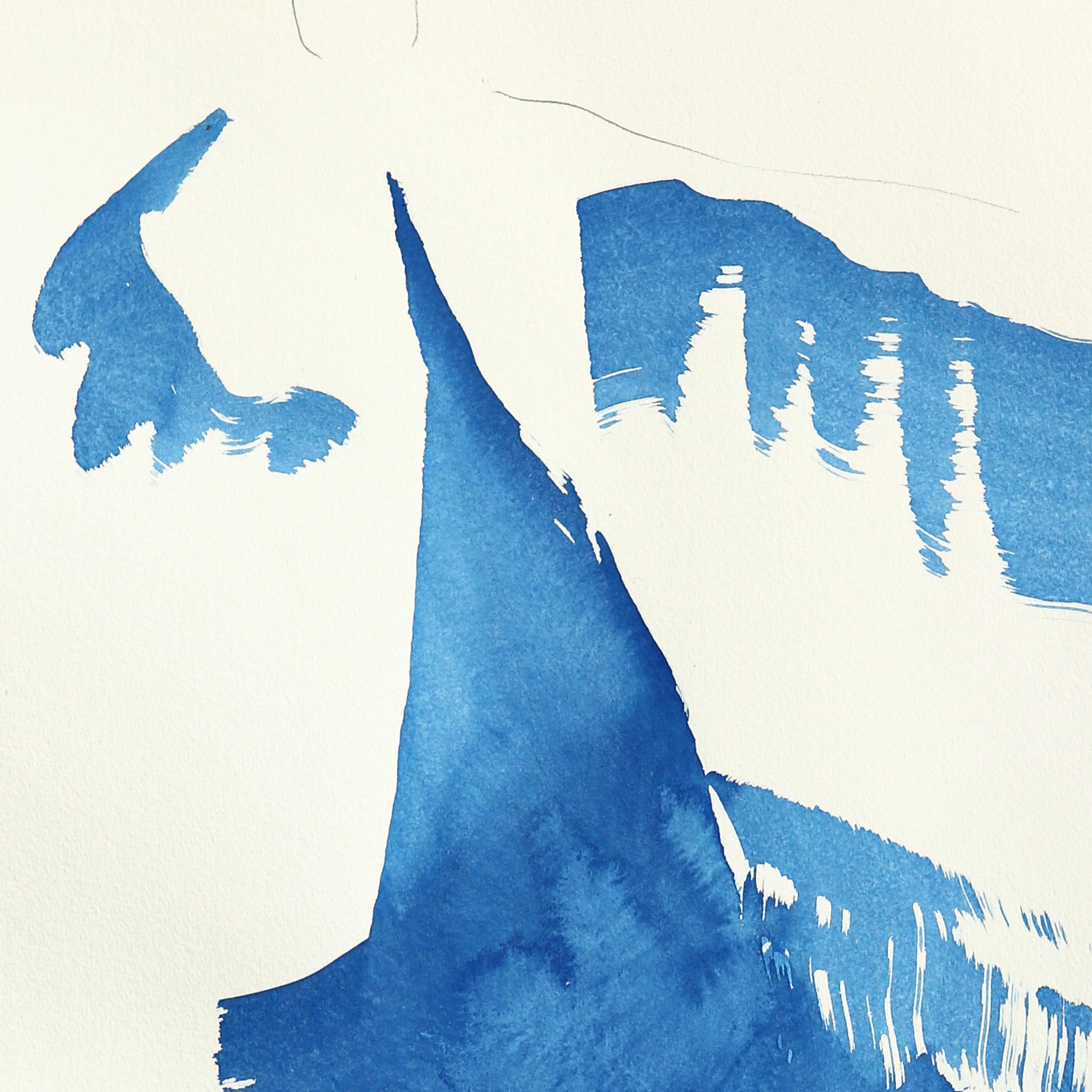 Das blaue Kleid 26 - Abstrakte fließende minimalistische figurative Tuschemalerei auf Papier – Painting von Bettina Mauel