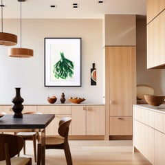 The Green Dress 12 - Minimalistisches figuratives gerahmtes Original-Tuschegemälde auf Papier