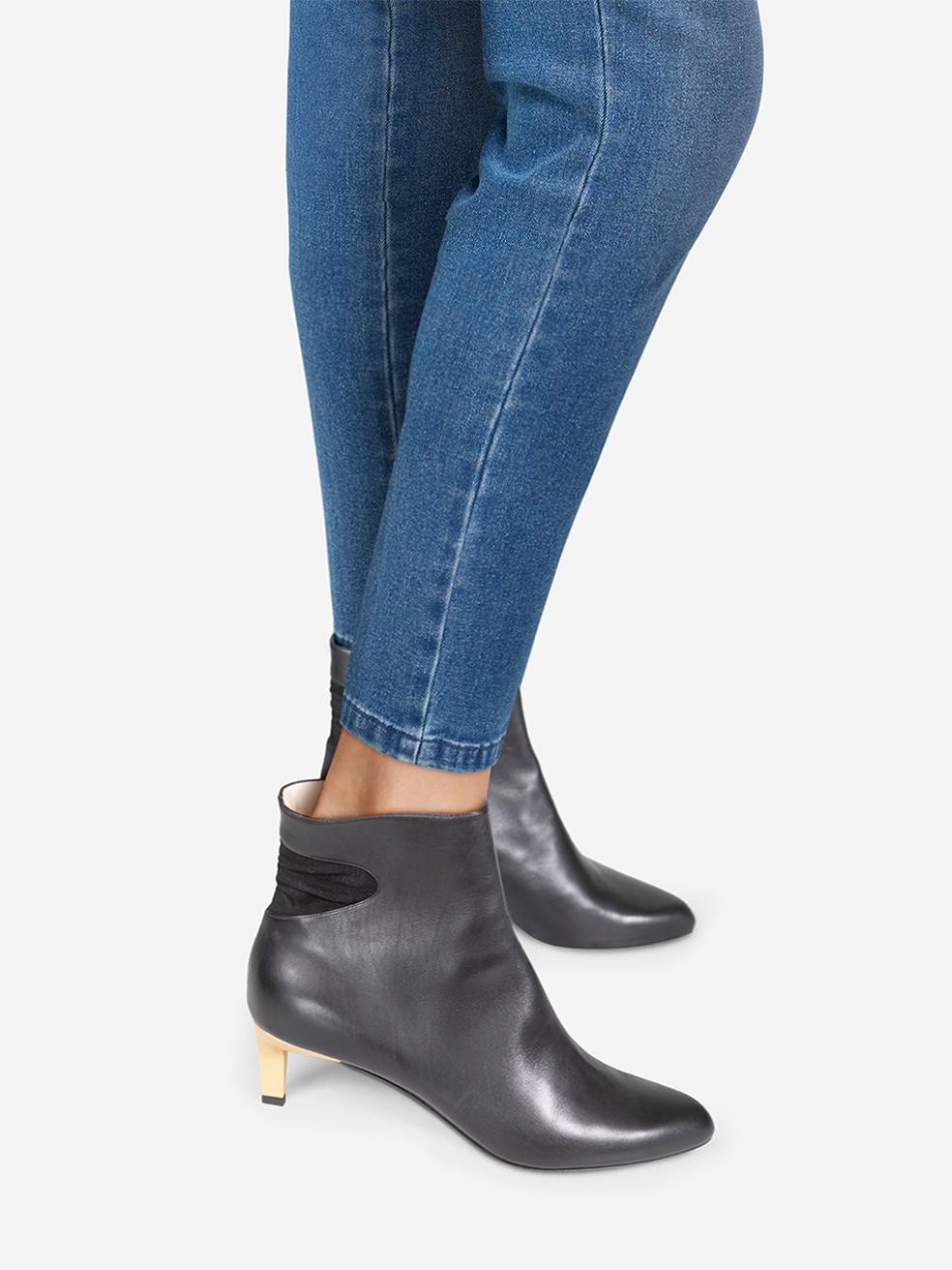 CONDITION est Jamais porté. En raison d'un mauvais stockage des bottes, l'usure est évidente sur les empeignes avec de légères rayures sur la surface et les côtés des deux chaussures sur ce nouvel article de revente de designer Bettina Vermillon.
 
