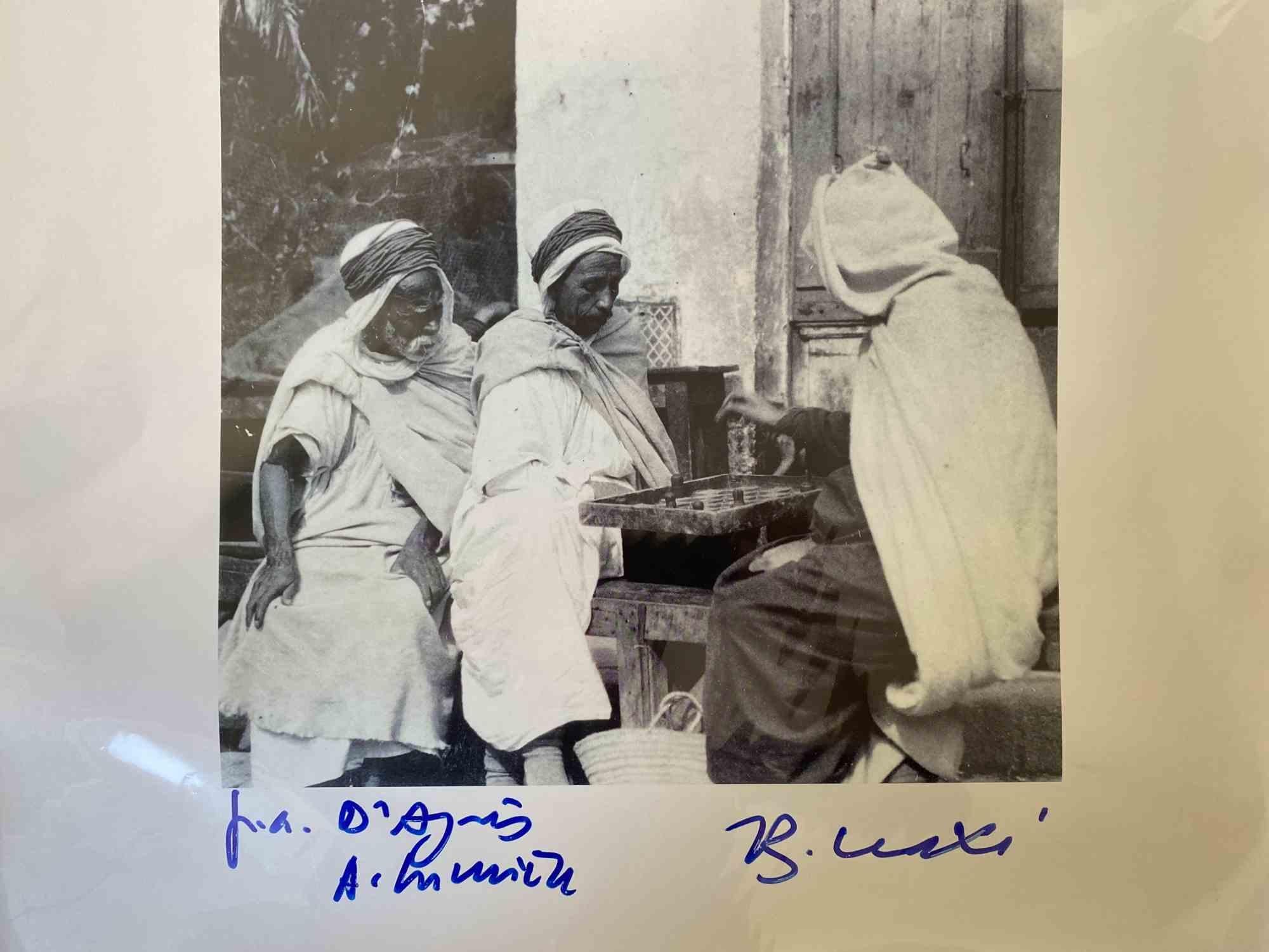 Arab Game è una fotolitografia originale realizzata negli anni '90 dal politico italiano Bettino Craxi.

Firmato a mano a pennarello in basso a destra. Prova d'artista.

Condizioni molto buone.

Nel portfolio "Tunisiaca d'aprés Auguste Lumière".  Si