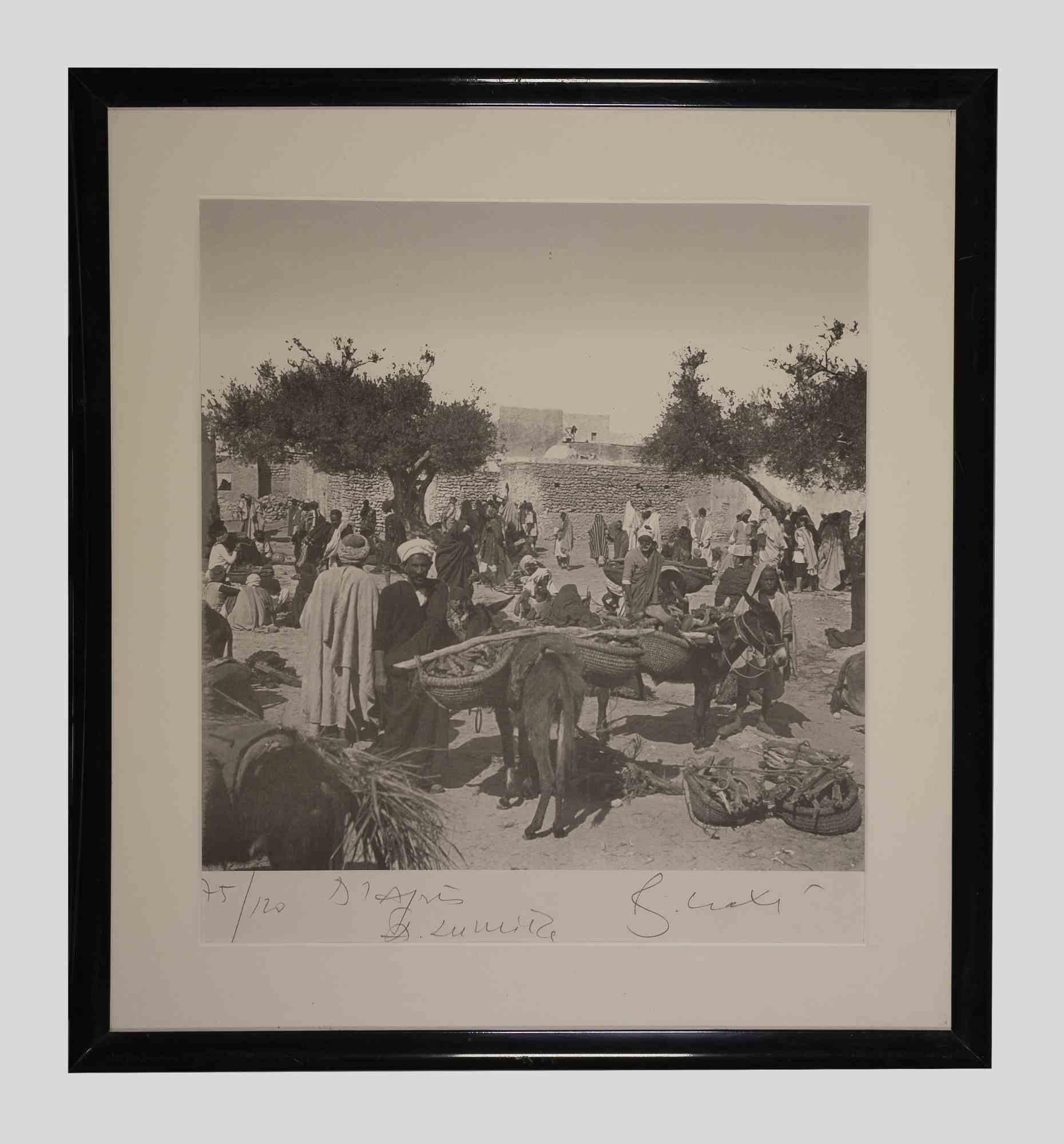 La Vida Tunecina es una obra de arte contemporáneo realizada por Bettino Craxi en la década de 1990.

Fotolitografía en blanco y negro.

Firmado a mano y numerado en el margen inferior.

Edición de 75/120

Incluye un marco negro: 52,5 x 47,5 cm