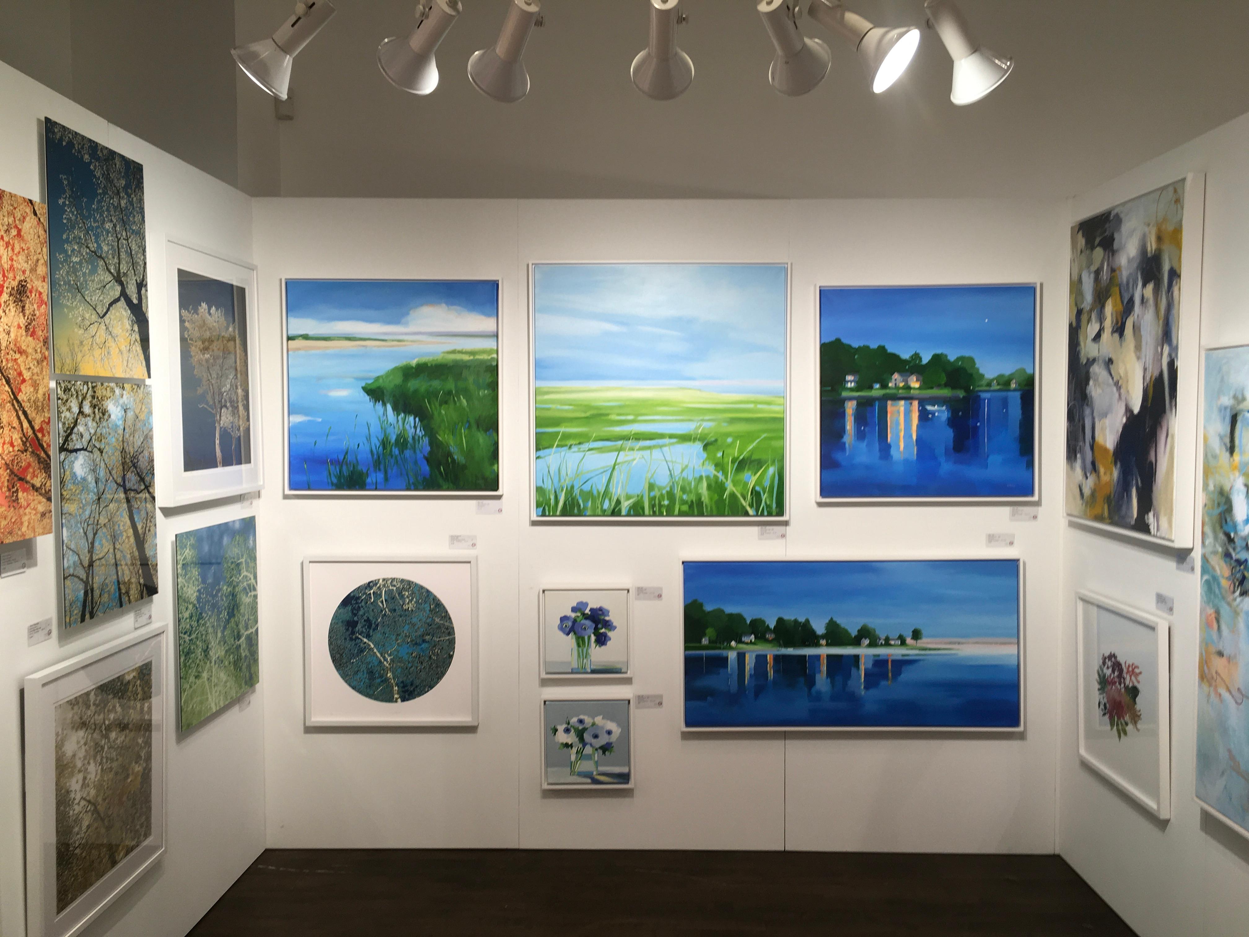 Across the Inlet, paysage, réflexion, bleu, eau, scène de paysage, peinture - Painting de Betty Ball