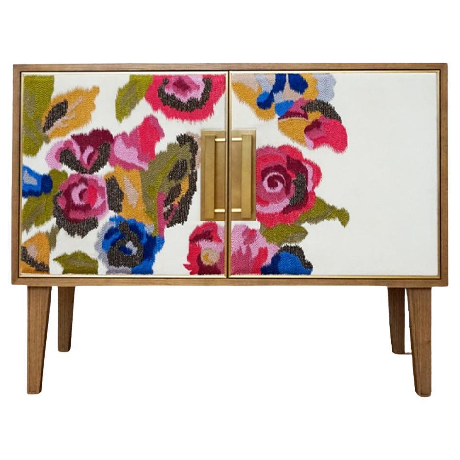 Betty-Schrank Ikat Floral – Handbestickte Luxusmöbel im Angebot