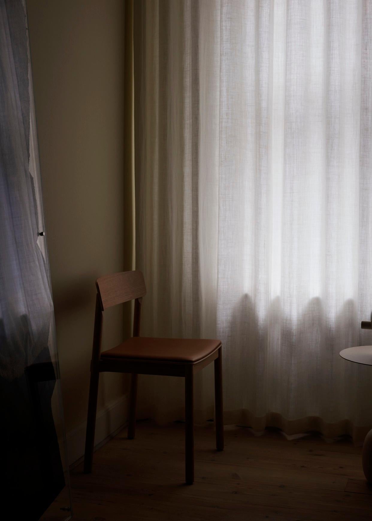Nommée d'après le théâtre Betty Nansen de Copenhague, cette chaise bénéficie d'une construction exceptionnellement durable. 
Fabriqué en chêne massif, avec une assise rembourrée, son design simple promet un confort exceptionnel. 
La chaise est